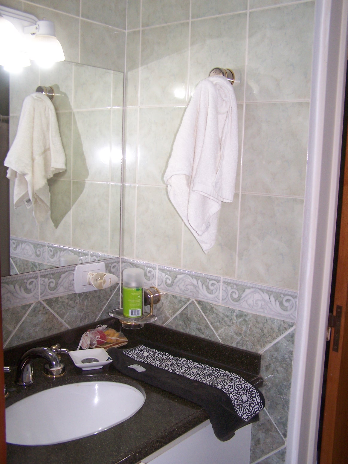 Excelente Chalet, listo para entrar, 2 dormitorios, Living-comedor con hogar a leña, cocina amplia, lavadero cubierto, quincho-cochera con deposito, aberturas de madera, techo con tejas. — foto 7