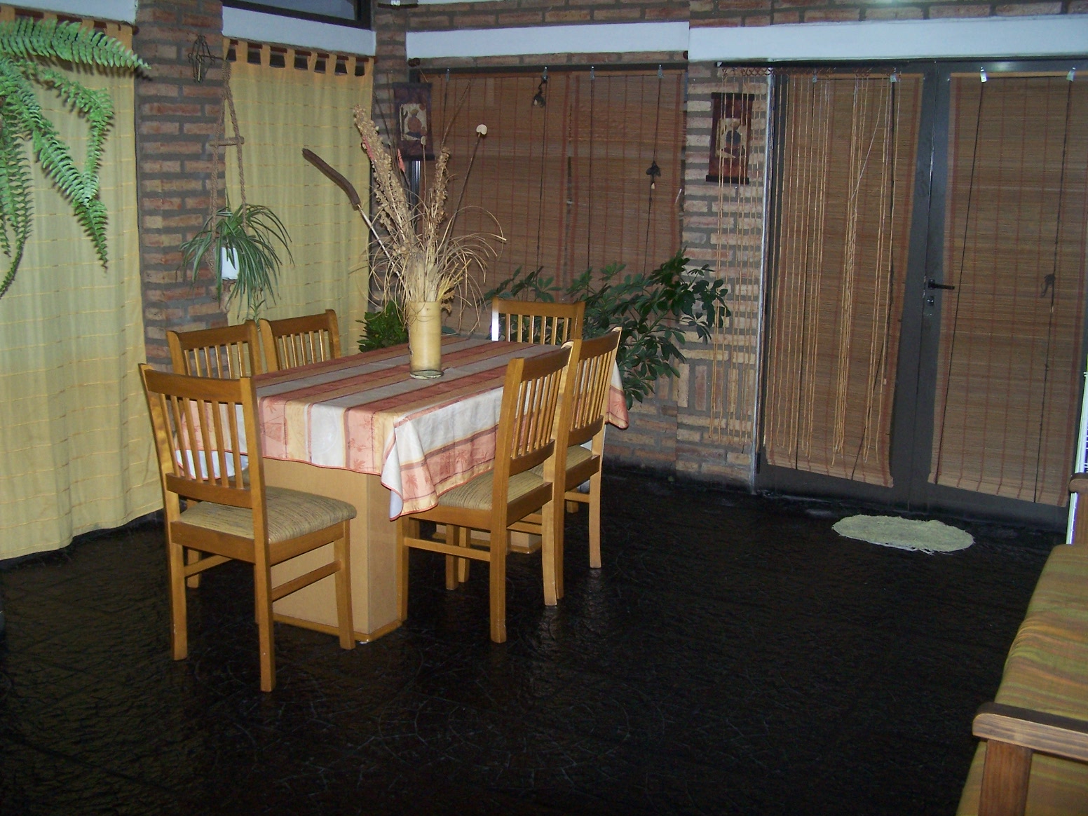 Excelente Chalet, listo para entrar, 2 dormitorios, Living-comedor con hogar a leña, cocina amplia, lavadero cubierto, quincho-cochera con deposito, aberturas de madera, techo con tejas. — foto 8
