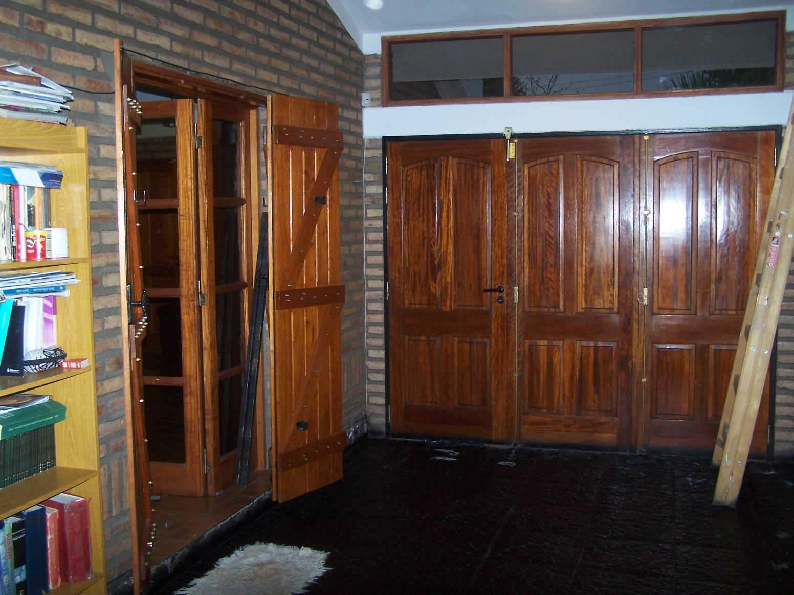 Excelente Chalet, listo para entrar, 2 dormitorios, Living-comedor con hogar a leña, cocina amplia, lavadero cubierto, quincho-cochera con deposito, aberturas de madera, techo con tejas. — foto 9