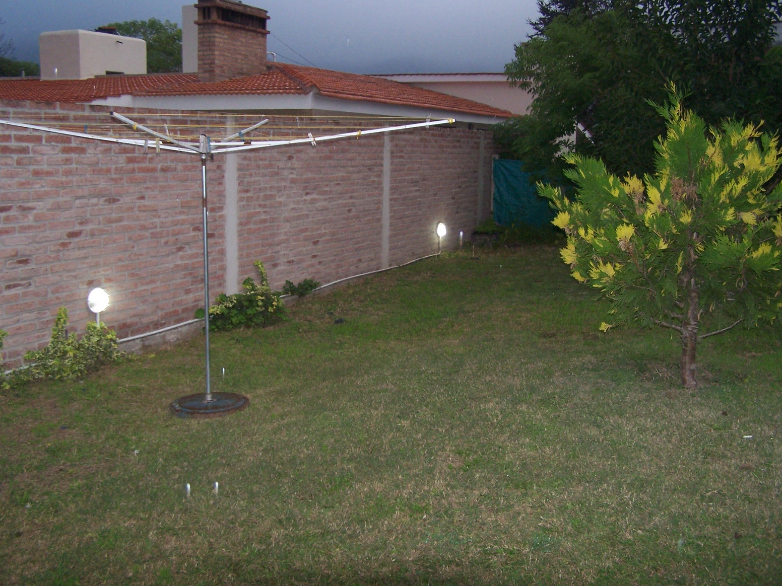 Excelente Chalet, listo para entrar, 2 dormitorios, Living-comedor con hogar a leña, cocina amplia, lavadero cubierto, quincho-cochera con deposito, aberturas de madera, techo con tejas. — foto 10