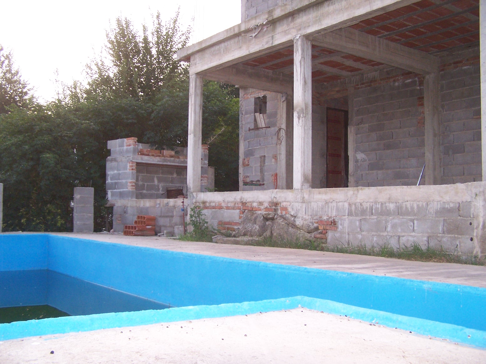 Chalet a TERMINAR, edificado en 2 plantas, con 2 dormitorios, 2 baños, cocina-comedor, cochera-galeria con asador, PILETA, terraza y muy linda Vista.