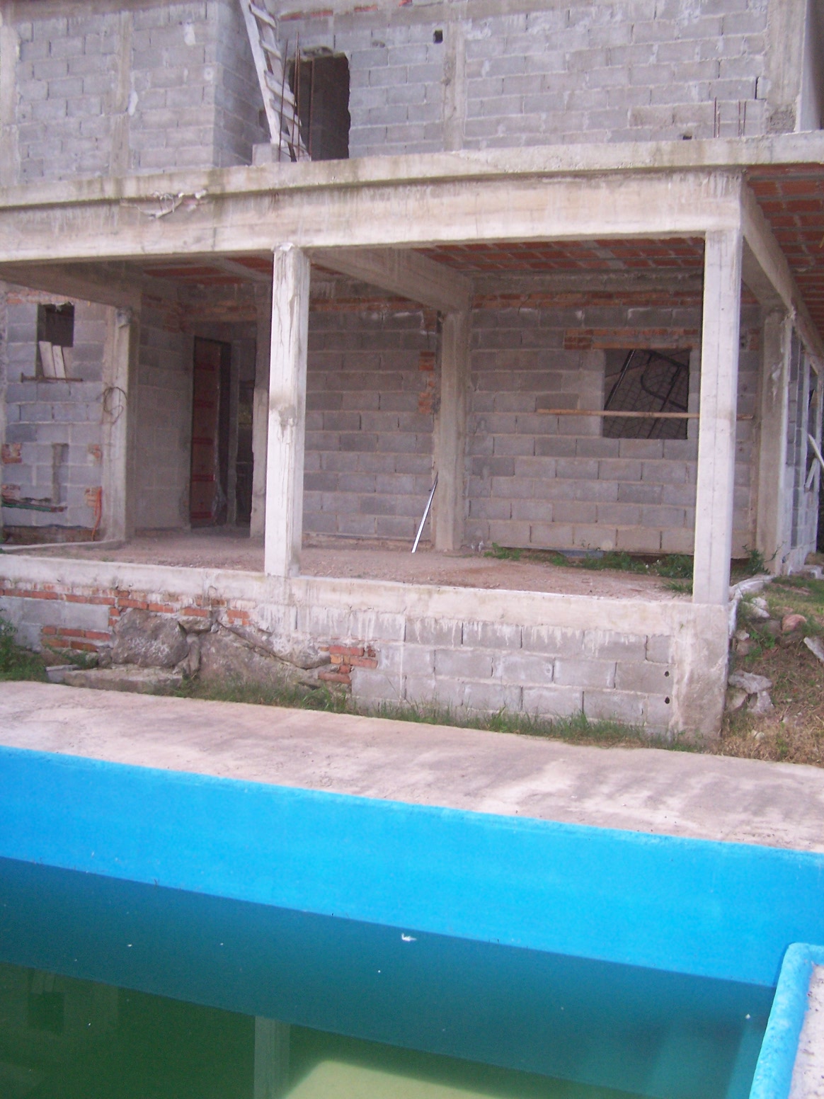 Chalet a TERMINAR, edificado en 2 plantas, con 2 dormitorios, 2 baños, cocina-comedor, cochera-galeria con asador, PILETA, terraza y muy linda Vista. — foto 2