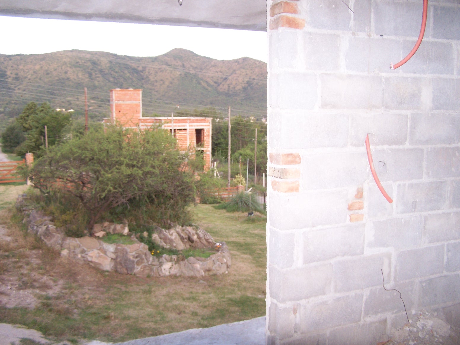 Chalet a TERMINAR, edificado en 2 plantas, con 2 dormitorios, 2 baños, cocina-comedor, cochera-galeria con asador, PILETA, terraza y muy linda Vista. — foto 5