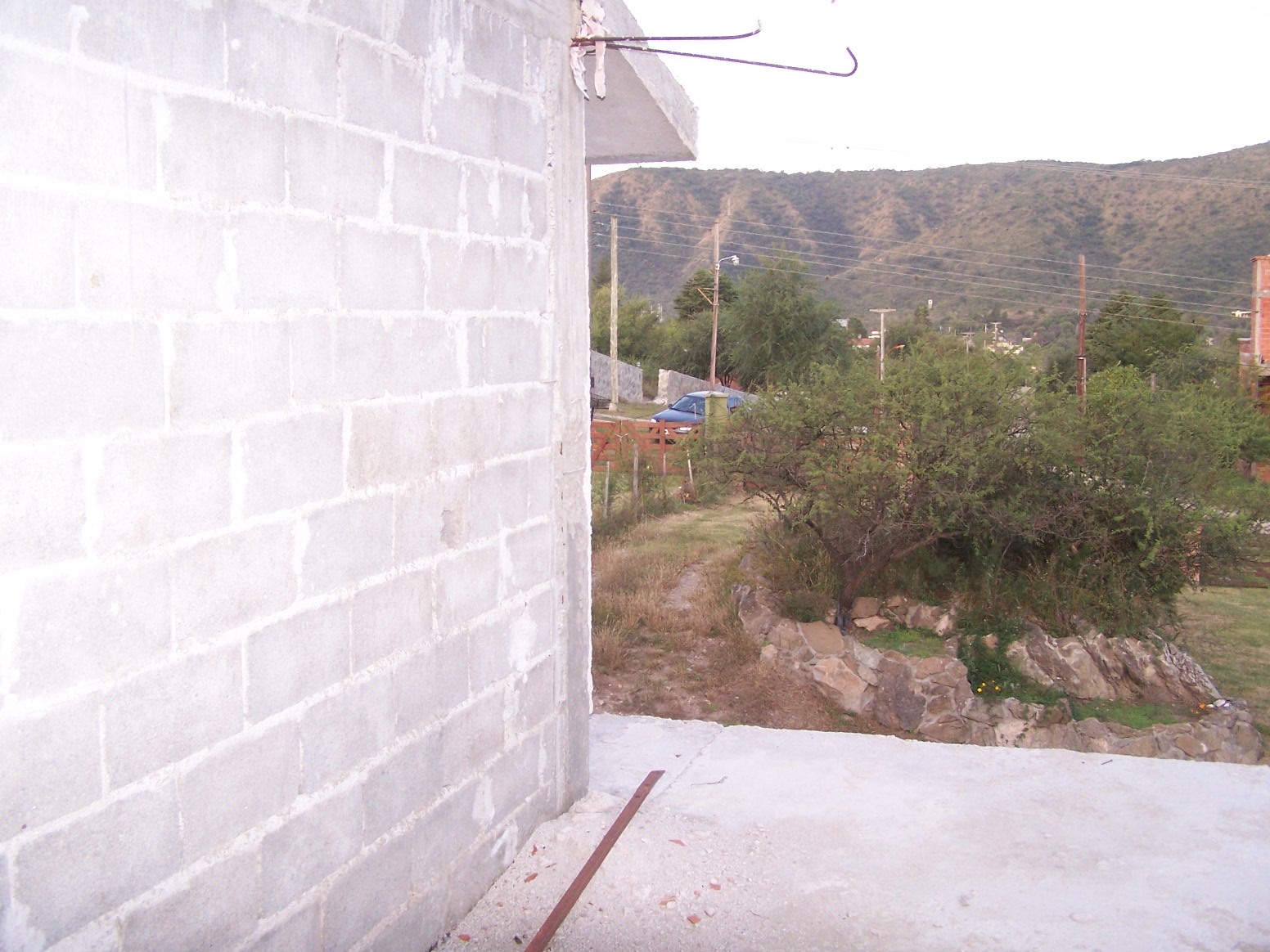 Chalet a TERMINAR, edificado en 2 plantas, con 2 dormitorios, 2 baños, cocina-comedor, cochera-galeria con asador, PILETA, terraza y muy linda Vista. — foto 6