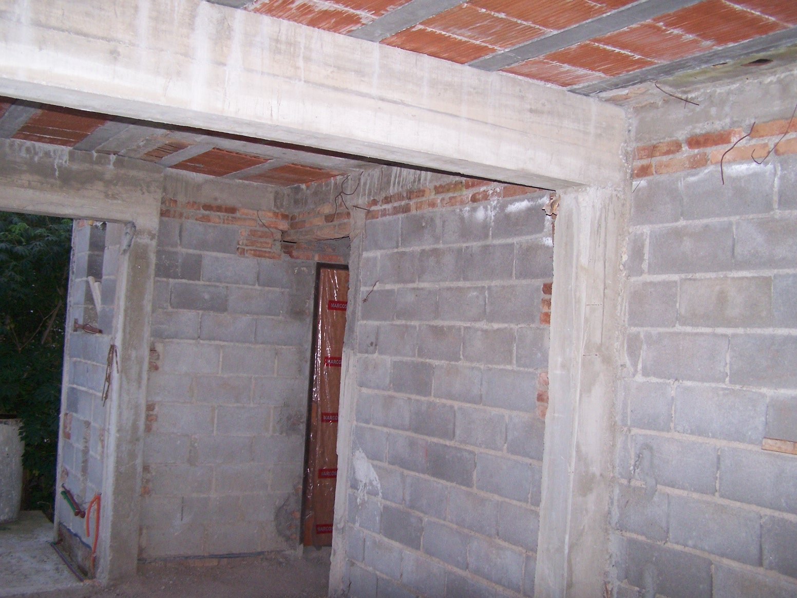 Chalet a TERMINAR, edificado en 2 plantas, con 2 dormitorios, 2 baños, cocina-comedor, cochera-galeria con asador, PILETA, terraza y muy linda Vista. — foto 9