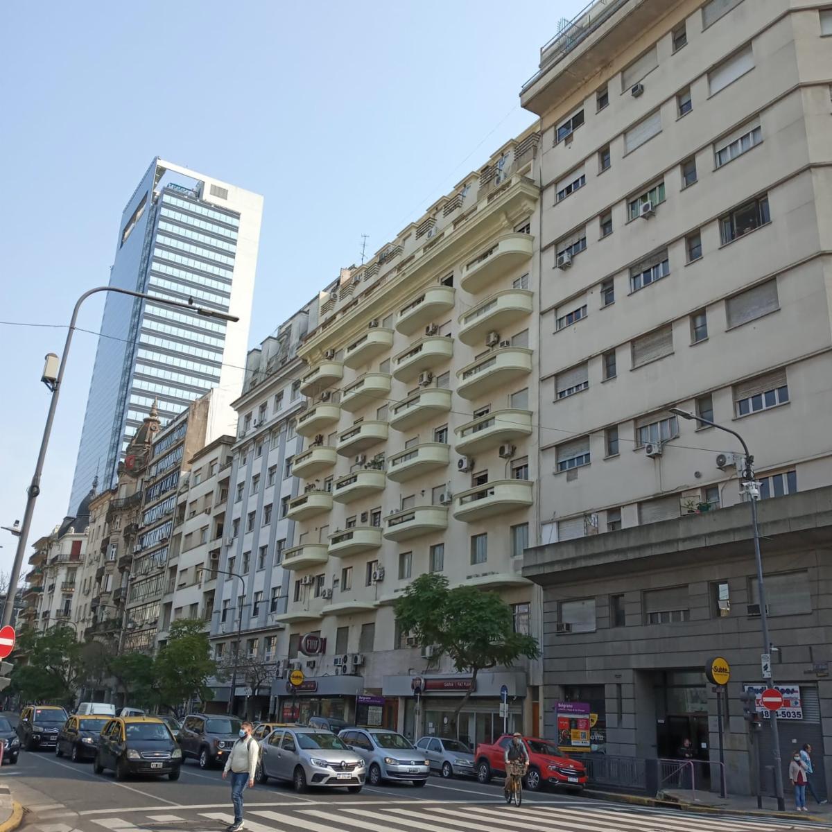 EXCELENTE DEPARTAMENTO, a pocas cuadras de Plaza de Mayo, Av. Belgrano y Diagonal Sur, 4 ambientes, Balcón corrido, Patio, cocina y 2 baños a remodelar, habitación y tte de servicio.