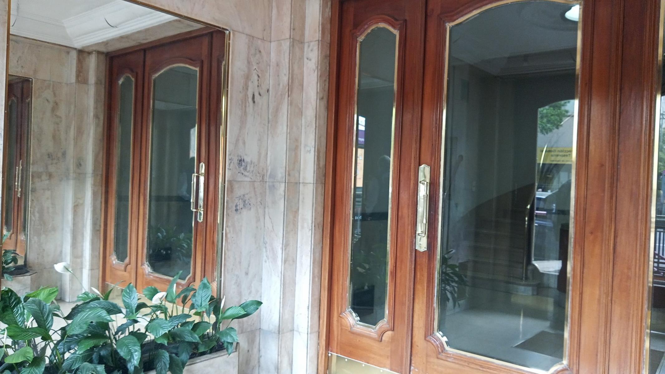 EXCELENTE DEPARTAMENTO, a pocas cuadras de Plaza de Mayo, Av. Belgrano y Diagonal Sur, 4 ambientes, Balcón corrido, Patio, cocina y 2 baños a remodelar, habitación y tte de servicio. — foto 2
