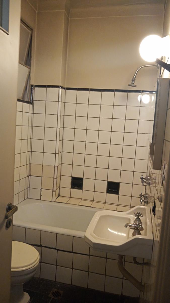 EXCELENTE DEPARTAMENTO, a pocas cuadras de Plaza de Mayo, Av. Belgrano y Diagonal Sur, 4 ambientes, Balcón corrido, Patio, cocina y 2 baños a remodelar, habitación y tte de servicio. — foto 13