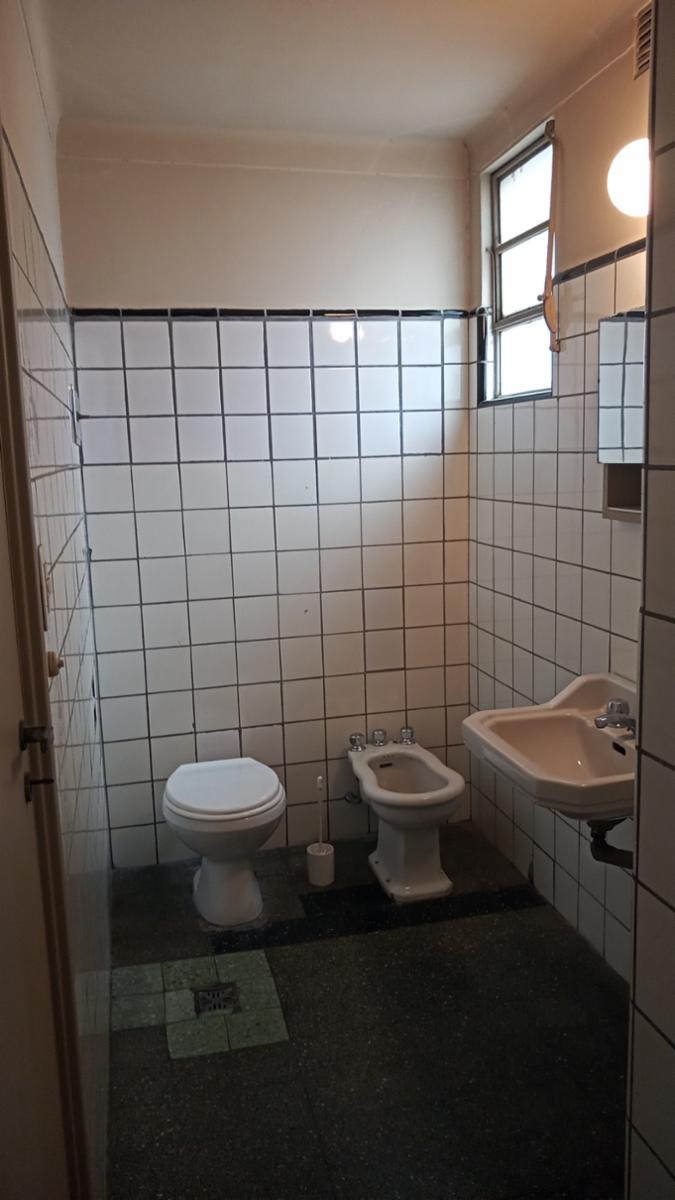 EXCELENTE DEPARTAMENTO, a pocas cuadras de Plaza de Mayo, Av. Belgrano y Diagonal Sur, 4 ambientes, Balcón corrido, Patio, cocina y 2 baños a remodelar, habitación y tte de servicio. — foto 14