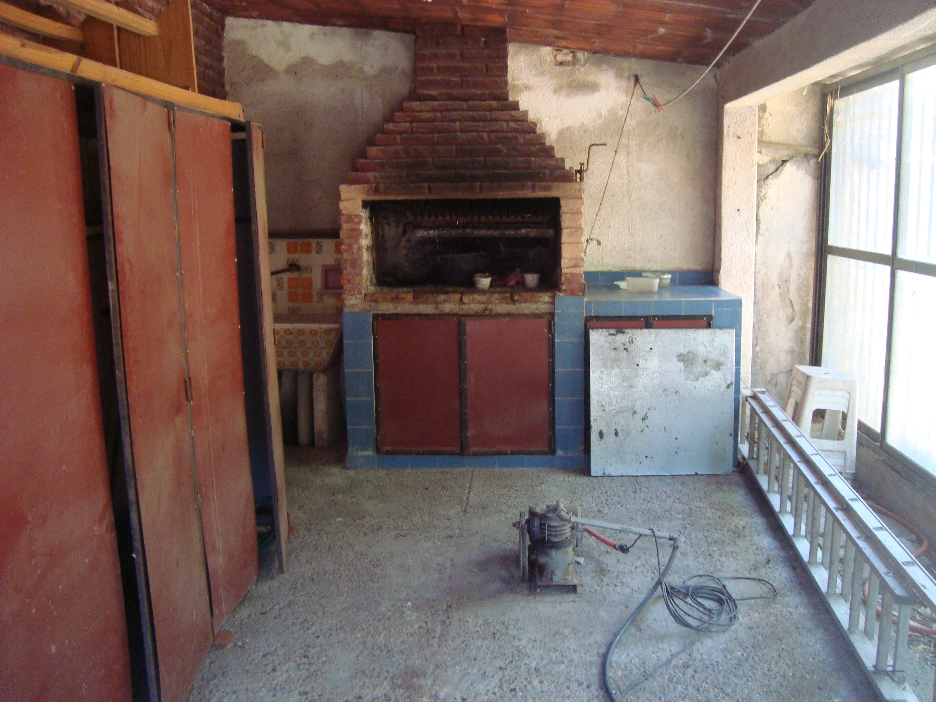 BURZACO:BARRIO CORIMAYO: AMPLIA CASA 2 DORMIT.+COCHERA+LOCAL+FDO C/QUINCHO. — foto 9