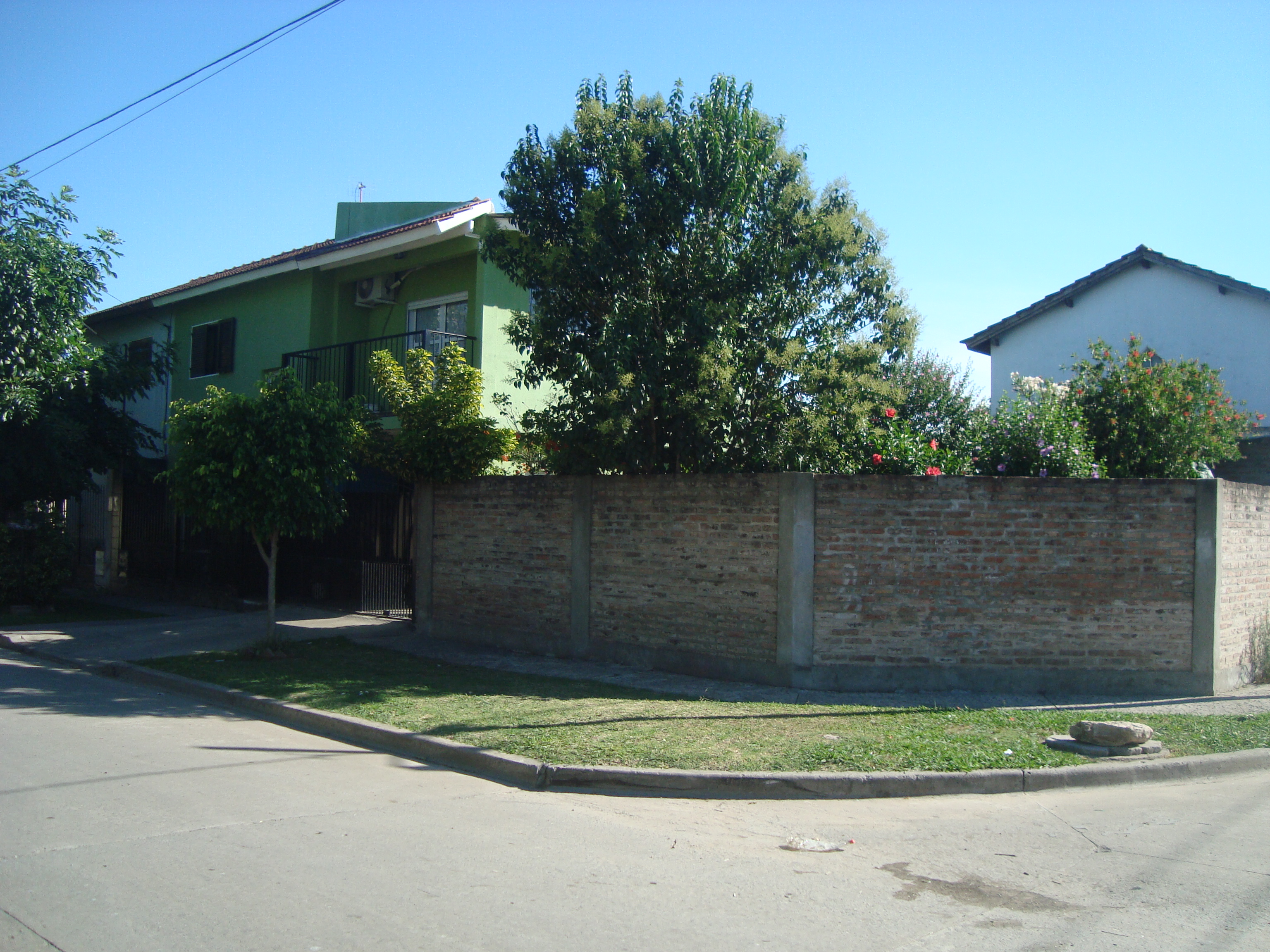 LONGCHAMPS: BARRIO POLICIAL. DUPLEX 3 DORMITORIOS C/ PARQUE y GARAGE PARA DOS AUTOS ***EXCELENTE OPORTUNIDAD*** — foto 2