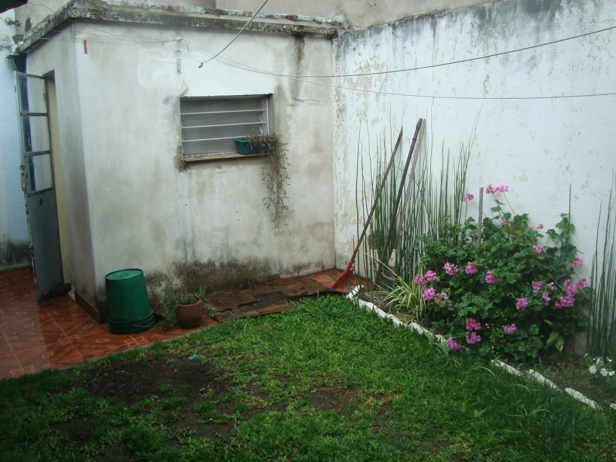BURZACO: EXCELENTE OPORTUNIDAD.DEPTO PB AL FTE.EXCEL.UBICACION. FTE A ESTAC. 3 AMB.C/GALERIA CUB/ DEPEND. Y FDO — foto 2
