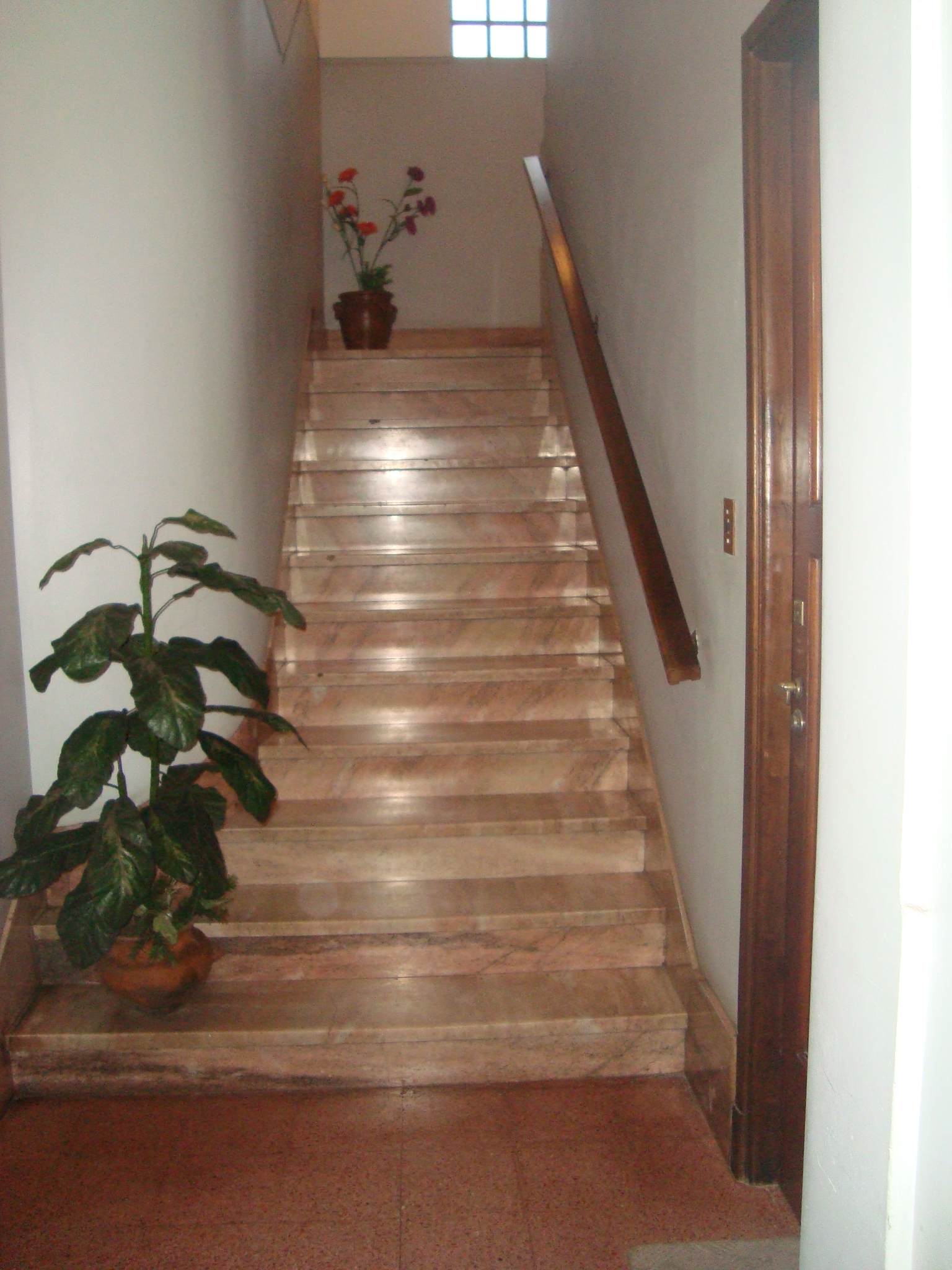 BURZACO: EXCELENTE OPORTUNIDAD.DEPTO PB AL FTE.EXCEL.UBICACION. FTE A ESTAC. 3 AMB.C/GALERIA CUB/ DEPEND. Y FDO — foto 7