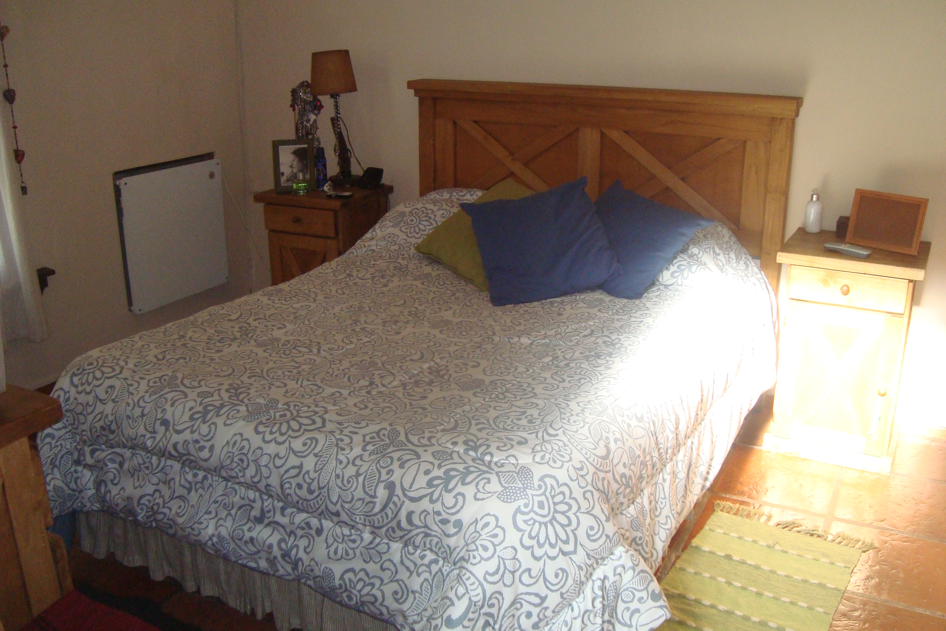 MARMOL : EXCELENTE PROPIEDAD DE ESTILO EN VENTA , TIPO LOFT 4 AMB.C/COCHERA Y JARDIN C/ PARRILLA. — foto 2