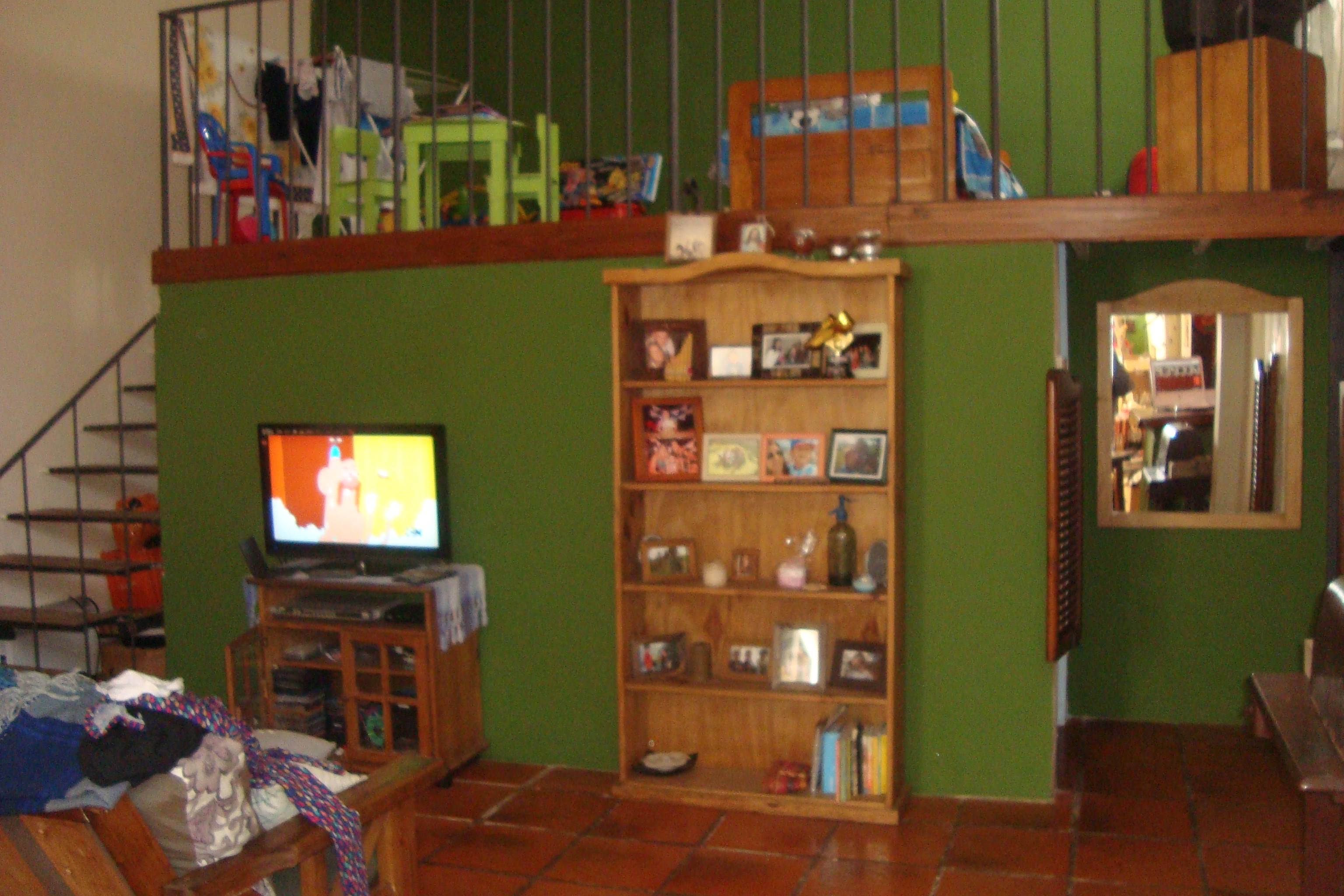 MARMOL : EXCELENTE PROPIEDAD DE ESTILO EN VENTA , TIPO LOFT 4 AMB.C/COCHERA Y JARDIN C/ PARRILLA. — foto 4
