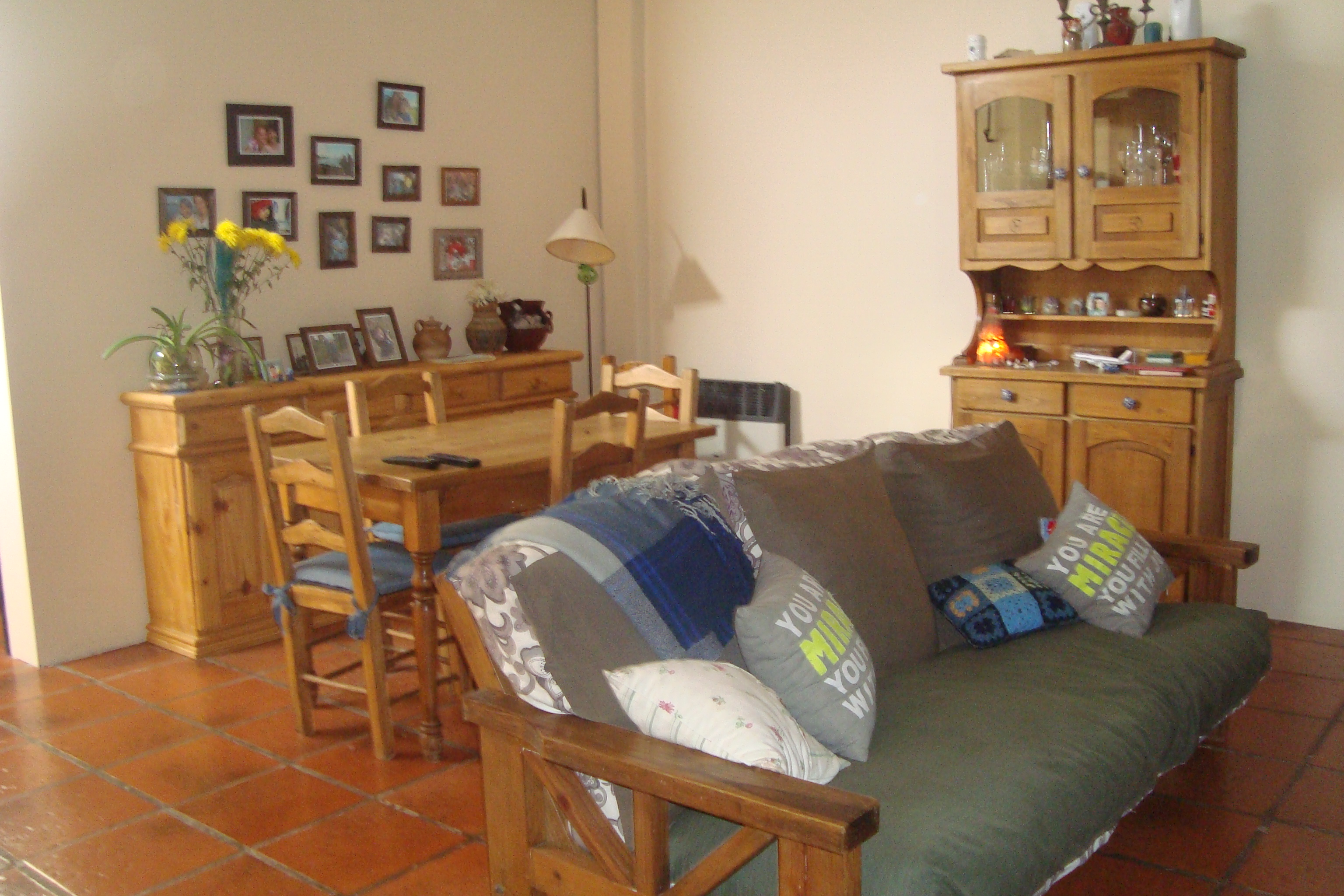 MARMOL : EXCELENTE PROPIEDAD DE ESTILO EN VENTA , TIPO LOFT 4 AMB.C/COCHERA Y JARDIN C/ PARRILLA. — foto 5