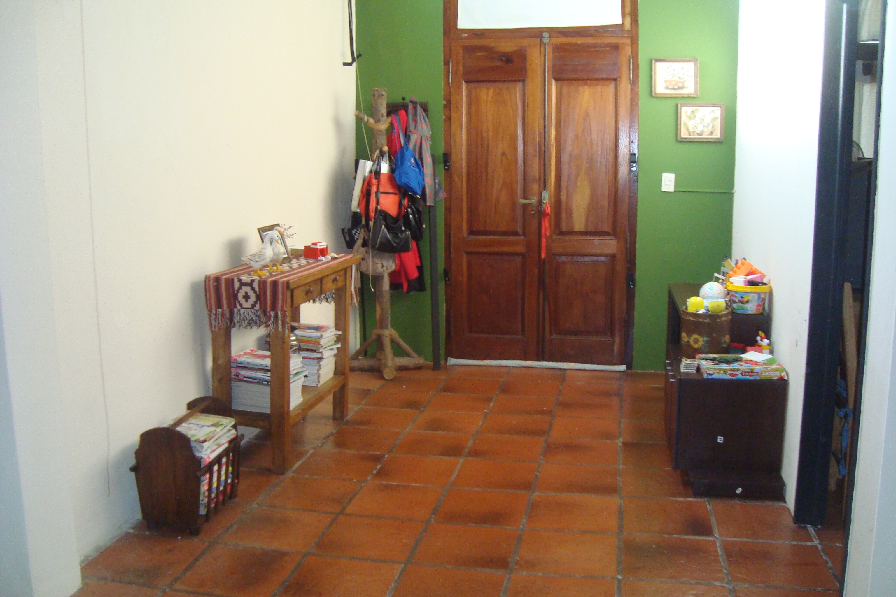 MARMOL : EXCELENTE PROPIEDAD DE ESTILO EN VENTA , TIPO LOFT 4 AMB.C/COCHERA Y JARDIN C/ PARRILLA. — foto 6