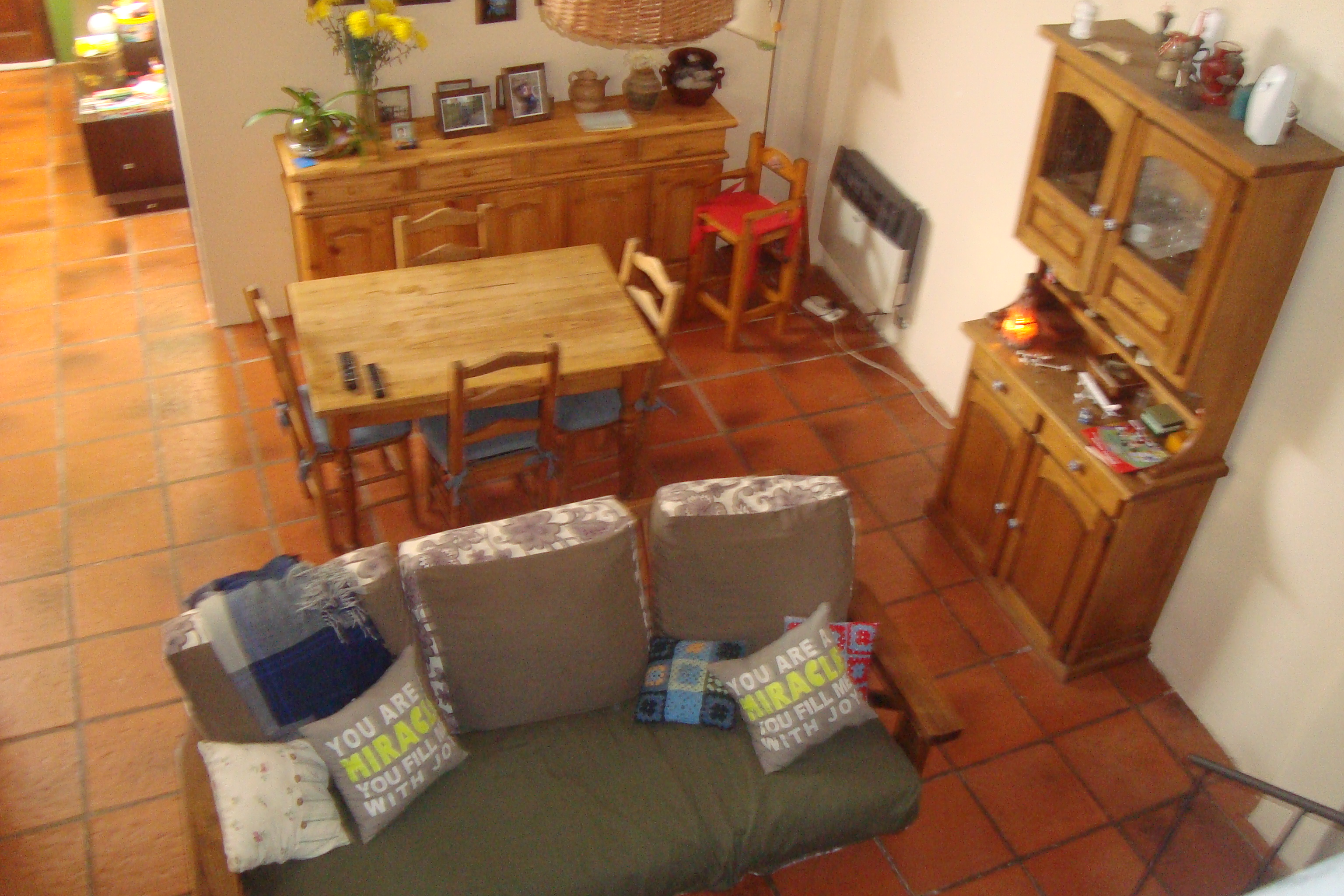 MARMOL : EXCELENTE PROPIEDAD DE ESTILO EN VENTA , TIPO LOFT 4 AMB.C/COCHERA Y JARDIN C/ PARRILLA. — foto 7