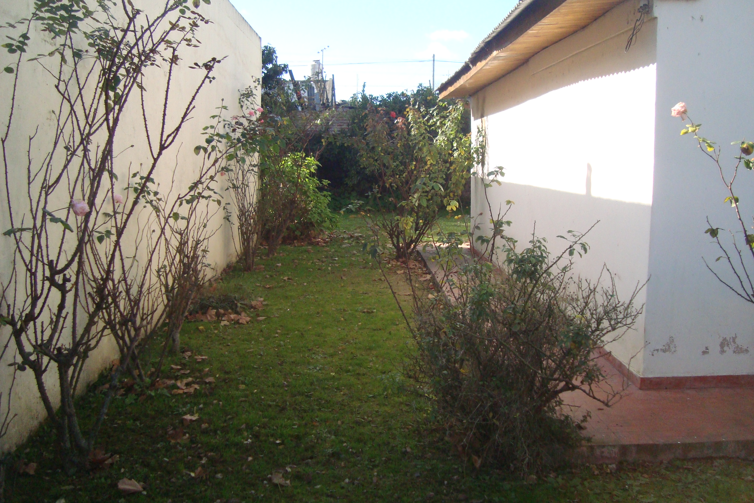 BURZACO:CASA FUNCIONAL 2 AMB C/FDO, PQUE, ENTRADA P/AUTOS .3CDRAS AV.H.IRIGOYEN — foto 3
