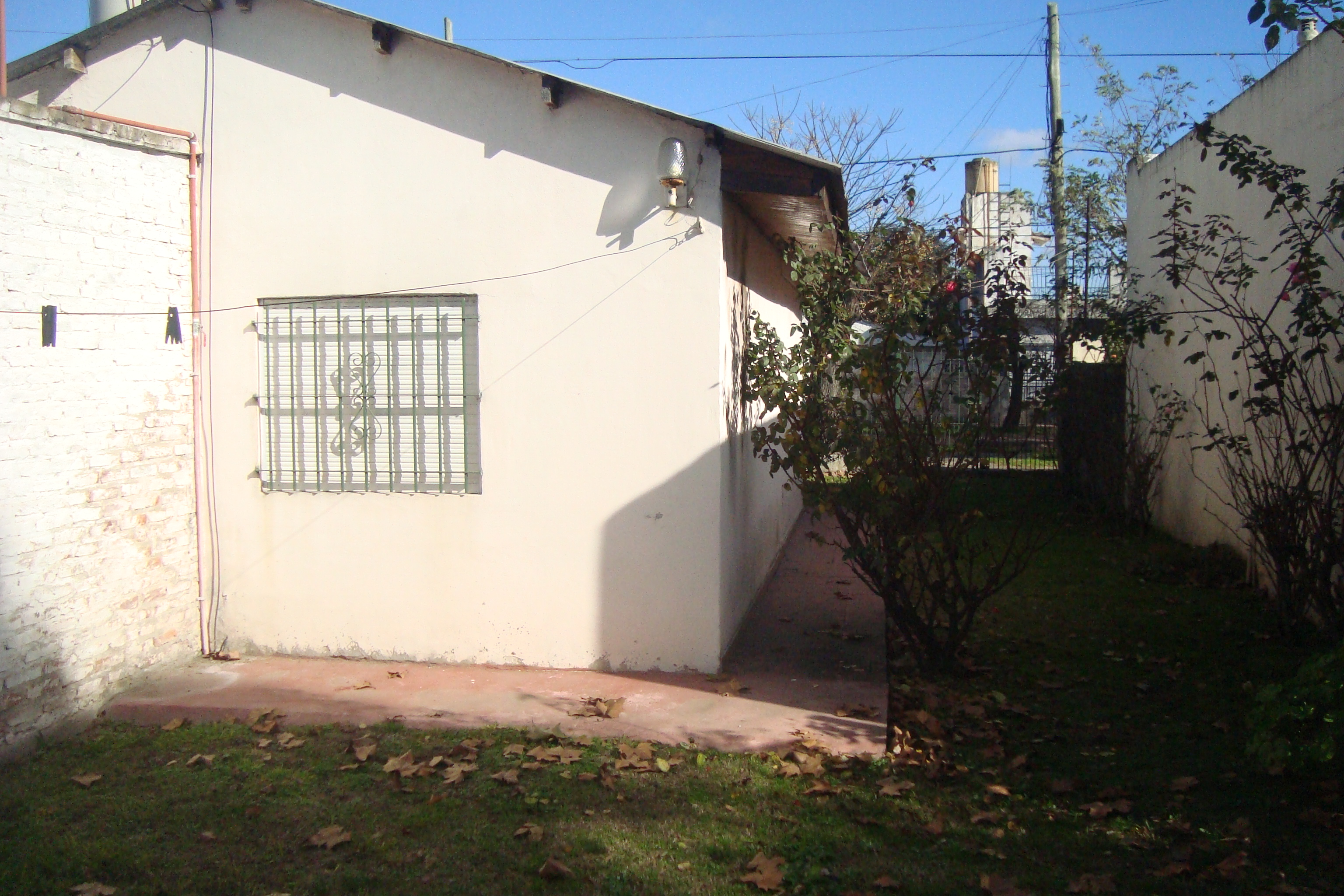BURZACO:CASA FUNCIONAL 2 AMB C/FDO, PQUE, ENTRADA P/AUTOS .3CDRAS AV.H.IRIGOYEN — foto 5
