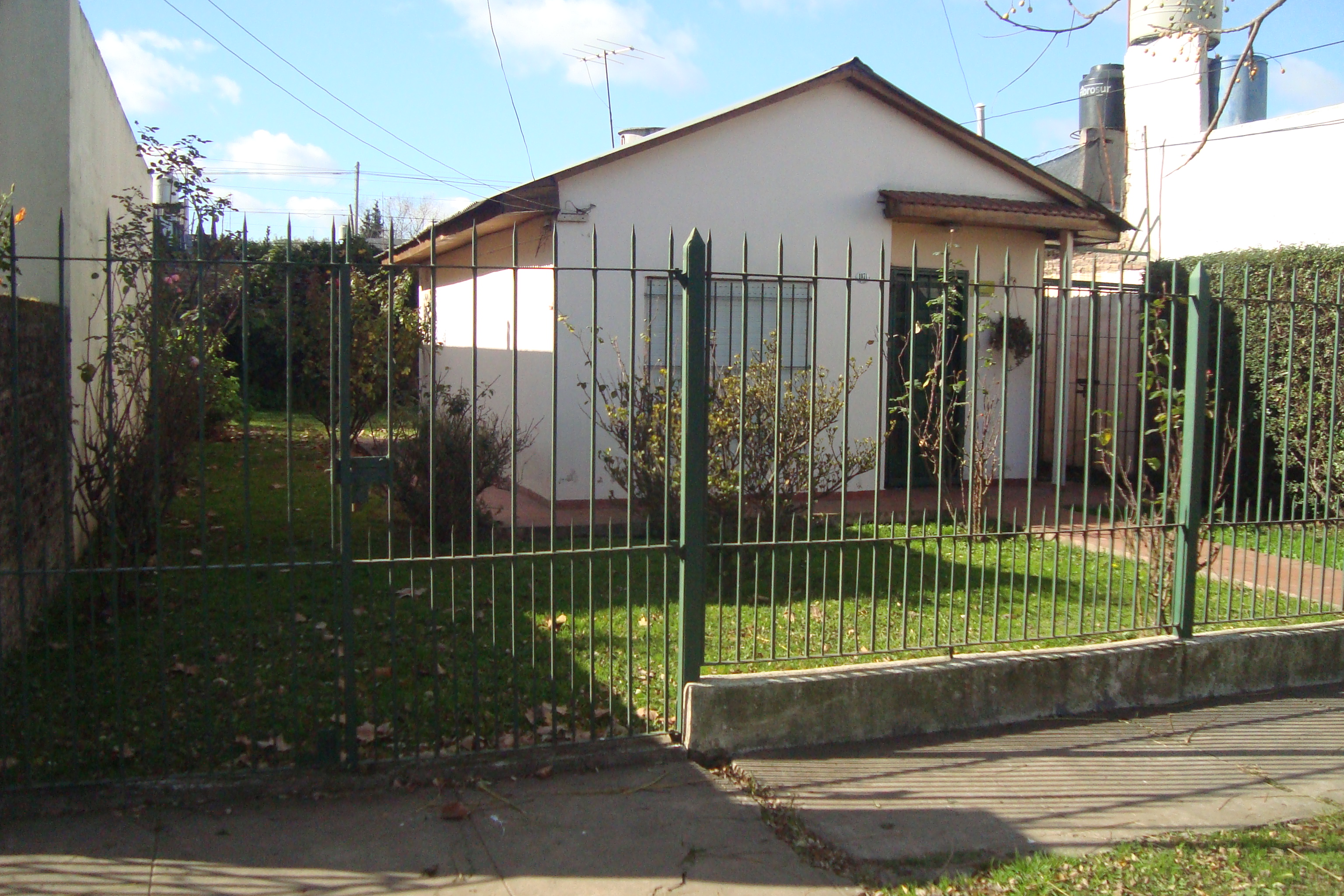 BURZACO:CASA FUNCIONAL 2 AMB C/FDO, PQUE, ENTRADA P/AUTOS .3CDRAS AV.H.IRIGOYEN — foto 6