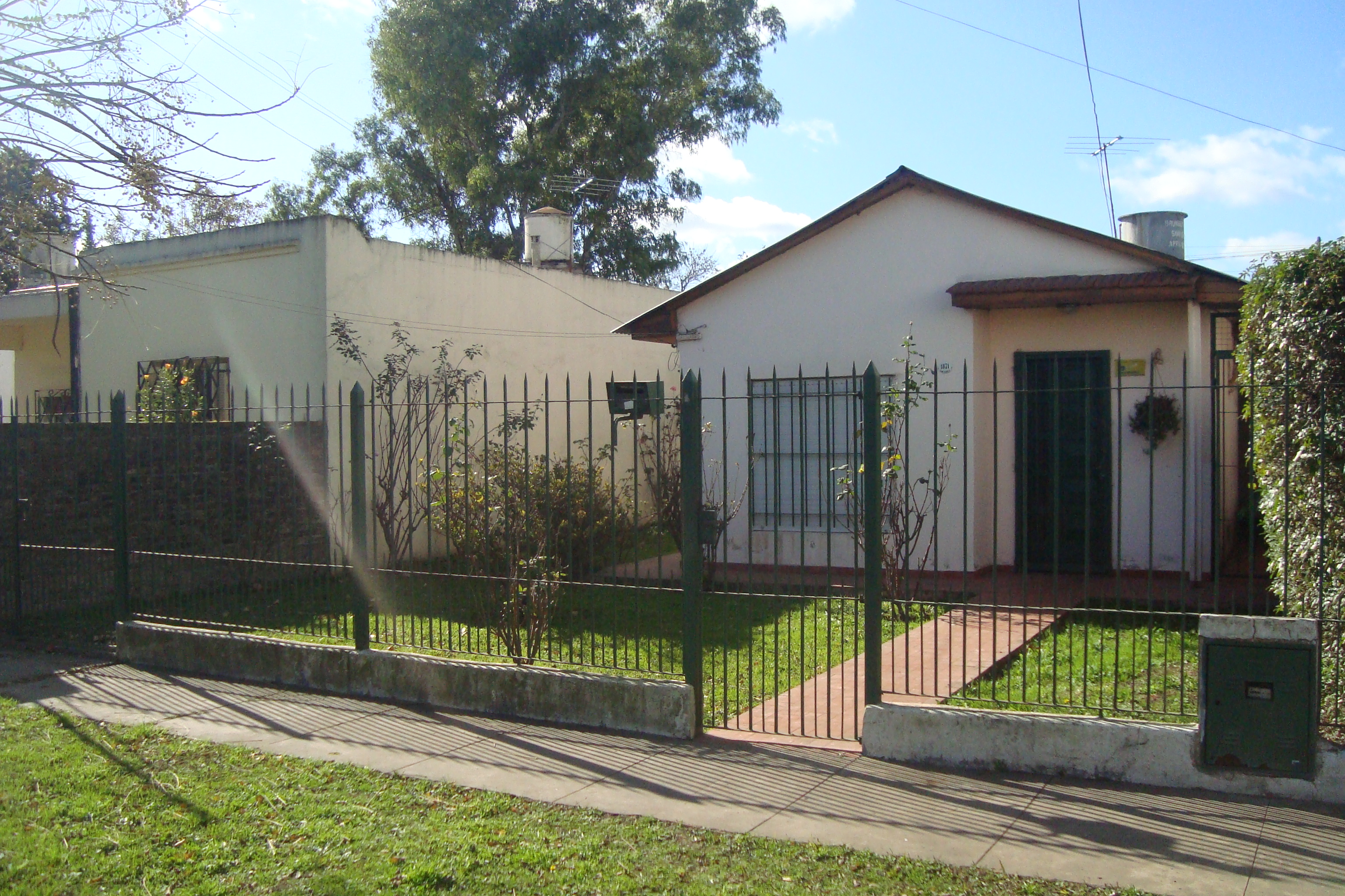 BURZACO:CASA FUNCIONAL 2 AMB C/FDO, PQUE, ENTRADA P/AUTOS .3CDRAS AV.H.IRIGOYEN — foto 7