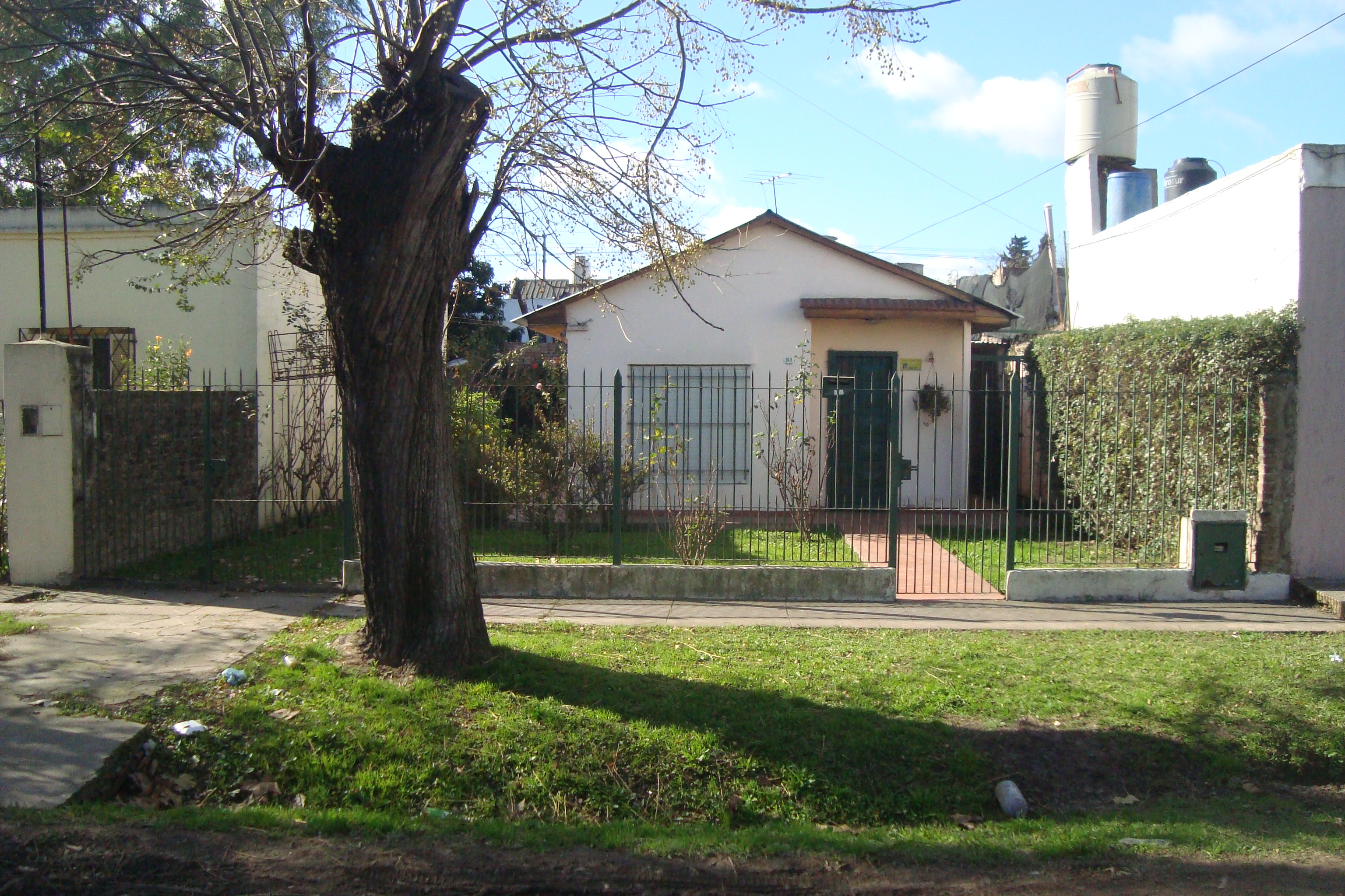 BURZACO:CASA FUNCIONAL 2 AMB C/FDO, PQUE, ENTRADA P/AUTOS .3CDRAS AV.H.IRIGOYEN — foto 8