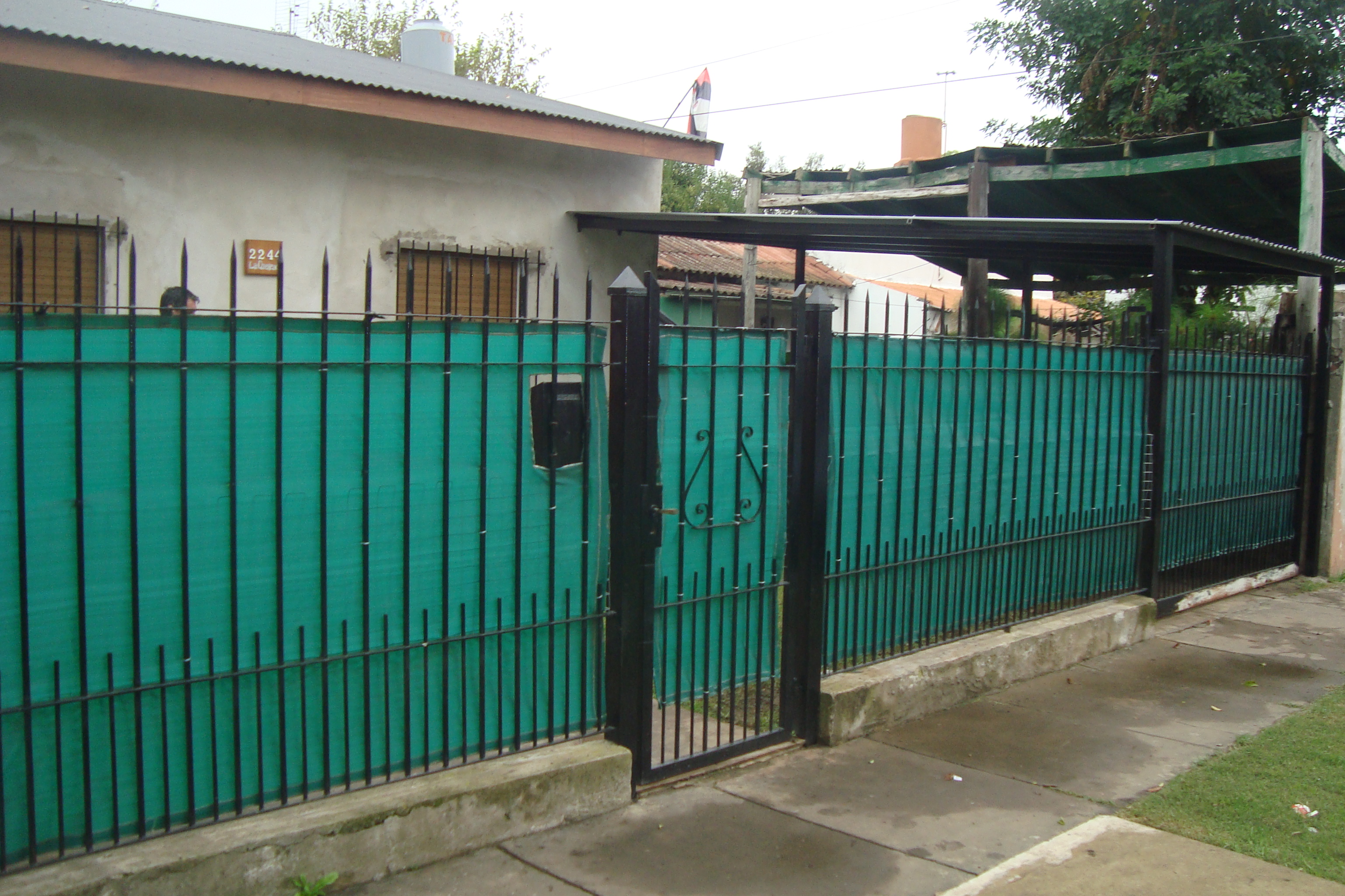 VENTA O PERMUTA AMPLIA CASA 3 DORM.C/GARAJE/GALERIA CUBIERTA/FONDO LIBRE S/LOTE DE 10X34 MTS — foto 2