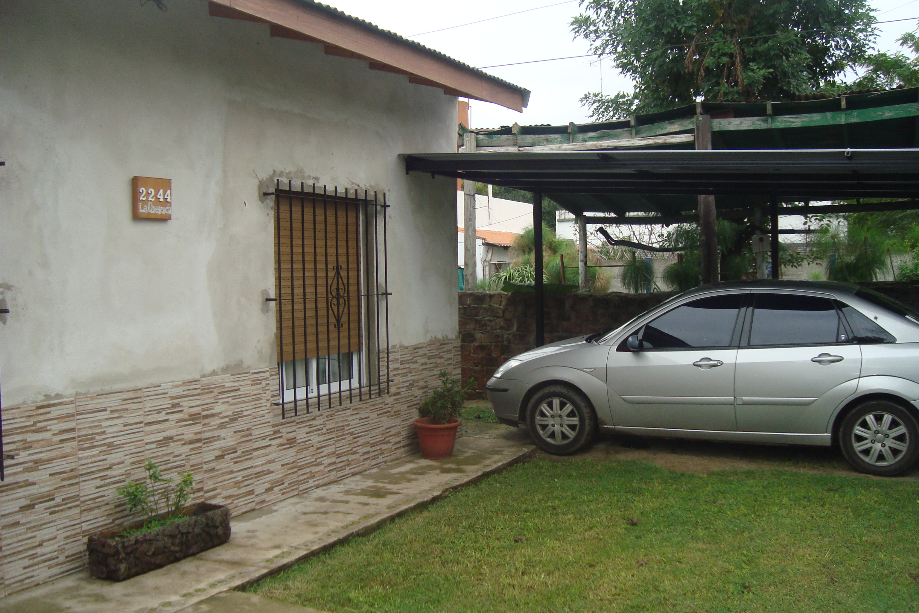 VENTA O PERMUTA AMPLIA CASA 3 DORM.C/GARAJE/GALERIA CUBIERTA/FONDO LIBRE S/LOTE DE 10X34 MTS — foto 3