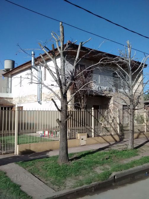 CLAYPOLE: EXCELENTE CHALET CENTRICO DE ESTILO, DE AMPLIAS DIMENSIONES. LUMINOSO, FUNCIONAL. EXCEL.UBICACION A 4 CDRAS DE LA ESTACION . OPORTUNIDAD!!