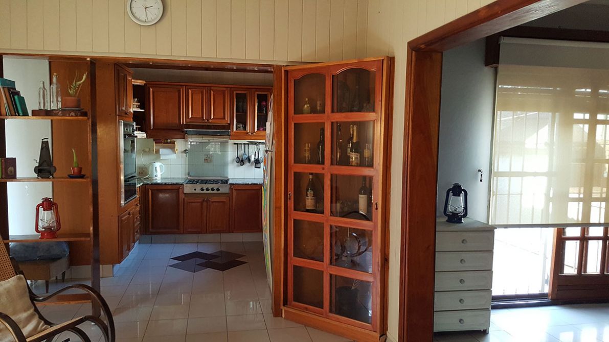 CLAYPOLE: EXCELENTE CHALET CENTRICO DE ESTILO, DE AMPLIAS DIMENSIONES. LUMINOSO, FUNCIONAL. EXCEL.UBICACION A 4 CDRAS DE LA ESTACION . OPORTUNIDAD!! — foto 2