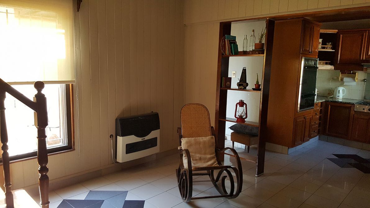 CLAYPOLE: EXCELENTE CHALET CENTRICO DE ESTILO, DE AMPLIAS DIMENSIONES. LUMINOSO, FUNCIONAL. EXCEL.UBICACION A 4 CDRAS DE LA ESTACION . OPORTUNIDAD!! — foto 3