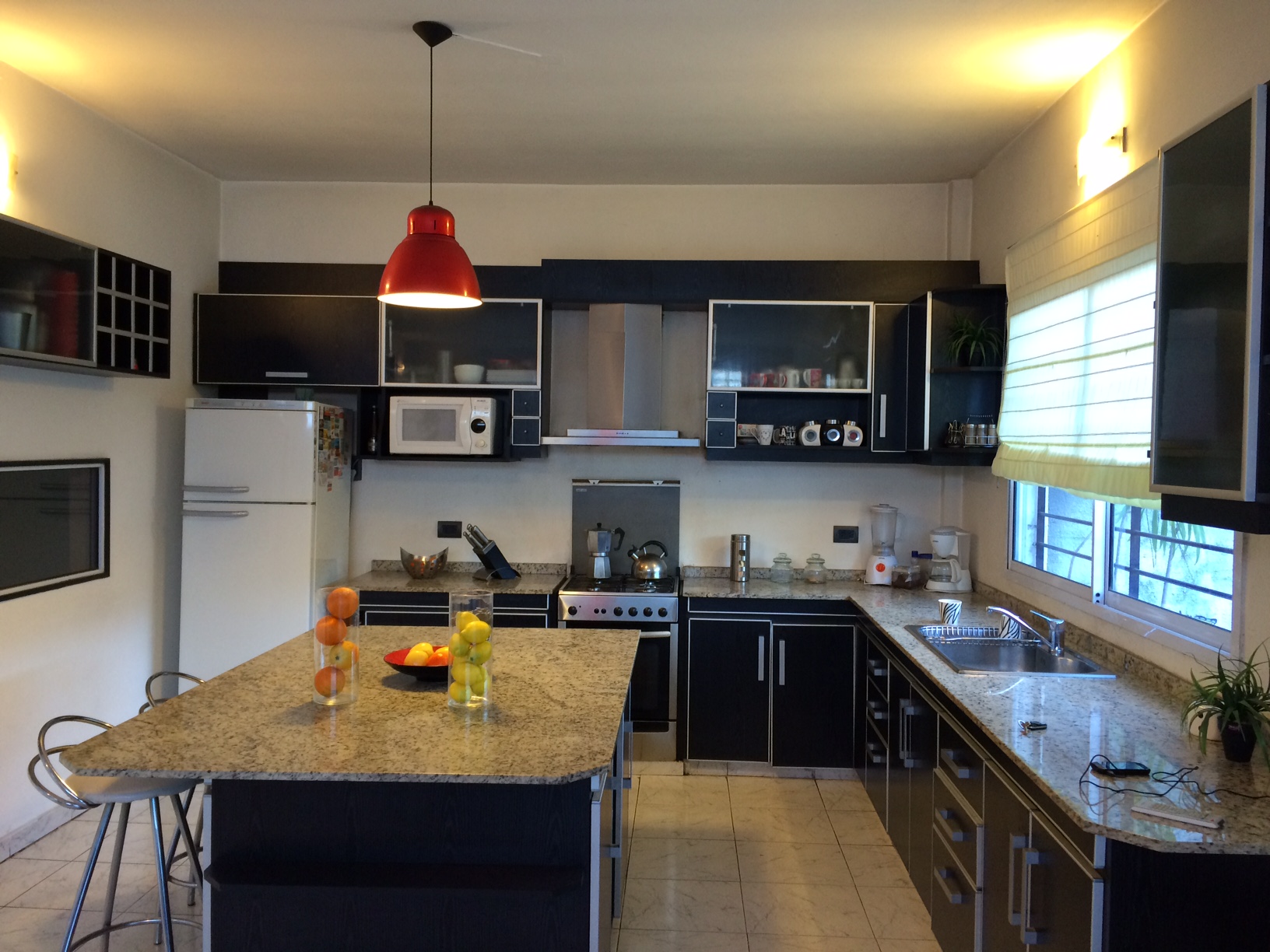 BURZACO:CASA EN EXC ESTADO , ESTILO MODERNO MINIMALISTA, 3 DORMITORIOS, GARAGE, FOND — foto 2