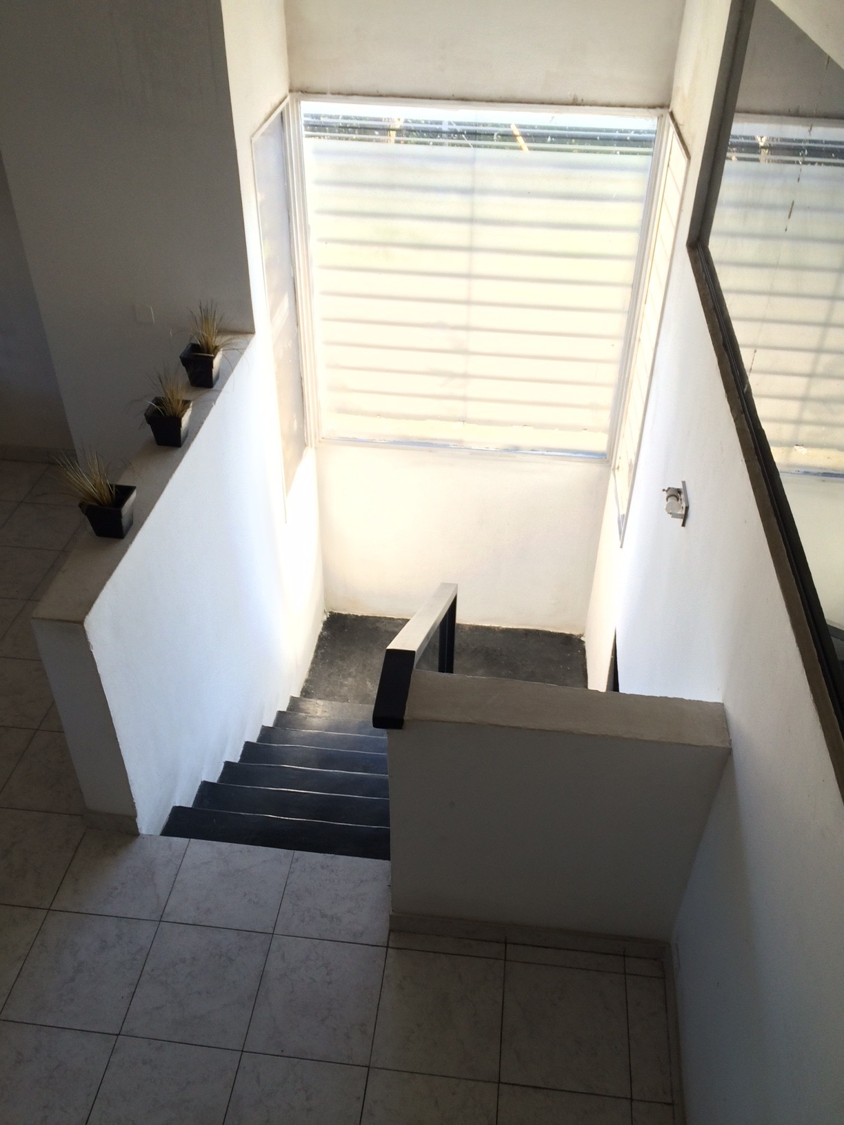 BURZACO:CASA EN EXC ESTADO , ESTILO MODERNO MINIMALISTA, 3 DORMITORIOS, GARAGE, FOND — foto 7