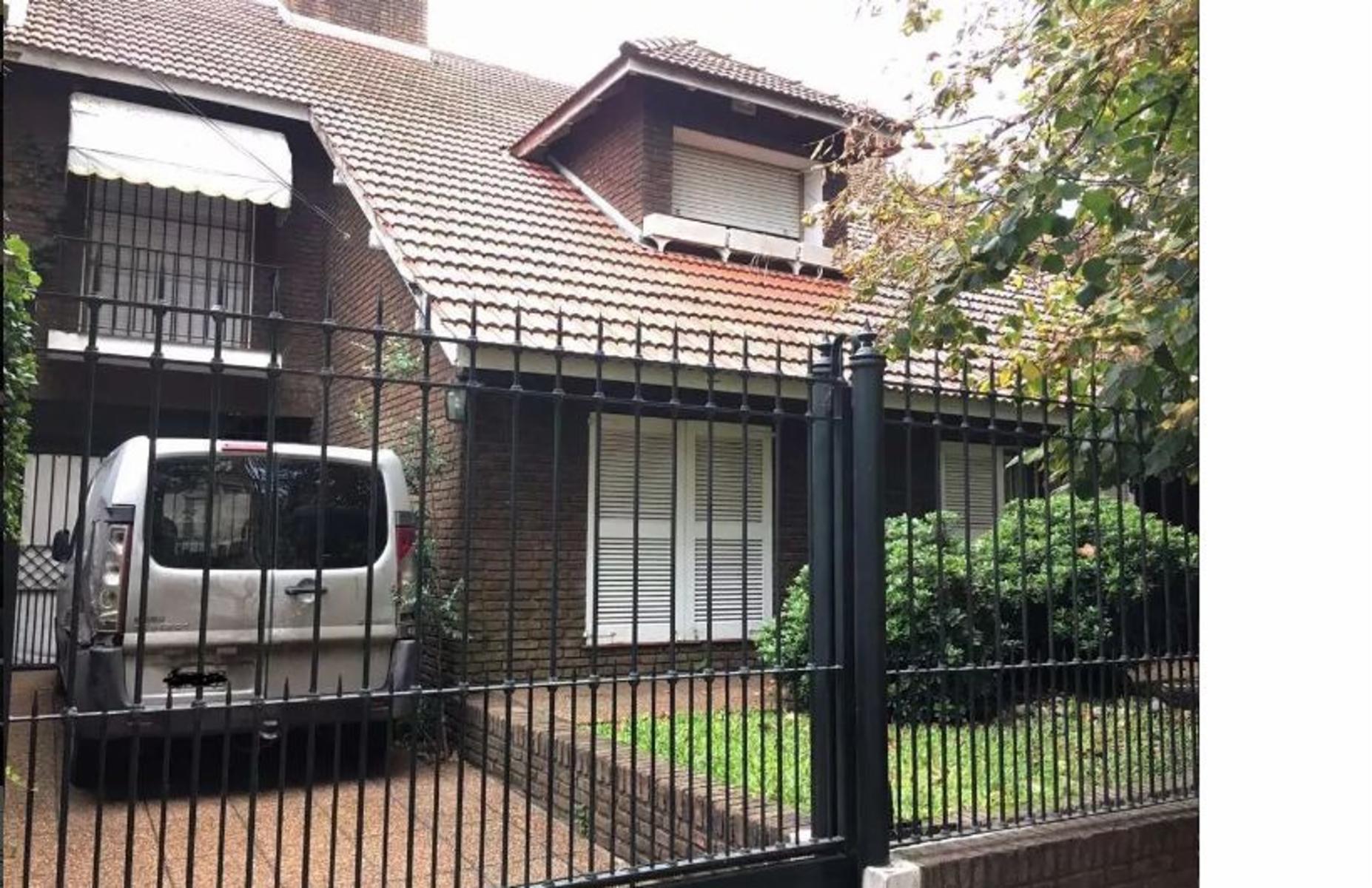 ADROGUE: CASA DE 6 AMB, MUY BIEN UBICADO