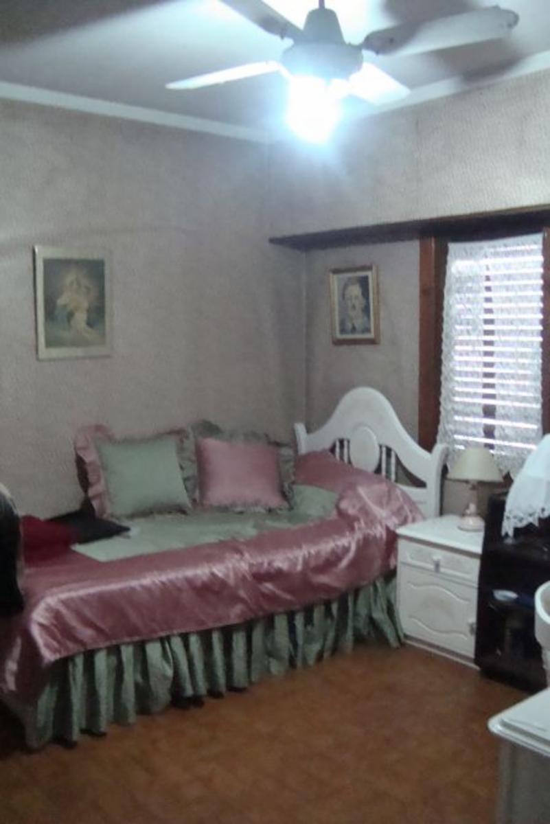 HERMOSO CHALET 2 PLANTAS.3 DORM.COCHERA 2 AUTOS.FDO Y QUINCHO.2CDRAS AV.ESPORA.CERCA EST.BURZACO