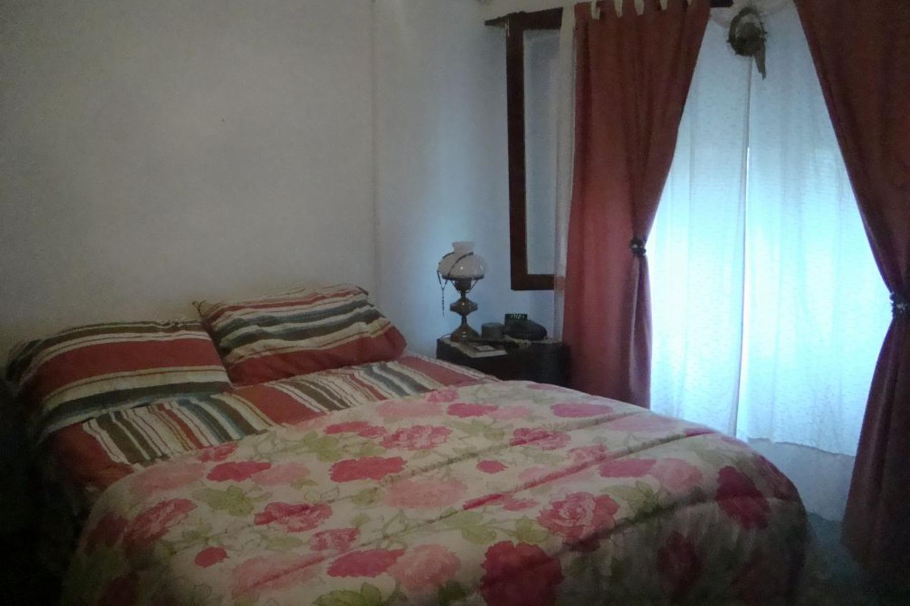 HERMOSO CHALET 2 PLANTAS.3 DORM.COCHERA 2 AUTOS.FDO Y QUINCHO.2CDRAS AV.ESPORA.CERCA EST.BURZACO — foto 2