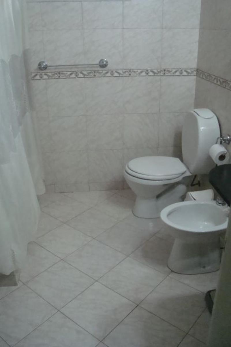 HERMOSO CHALET 2 PLANTAS.3 DORM.COCHERA 2 AUTOS.FDO Y QUINCHO.2CDRAS AV.ESPORA.CERCA EST.BURZACO — foto 4