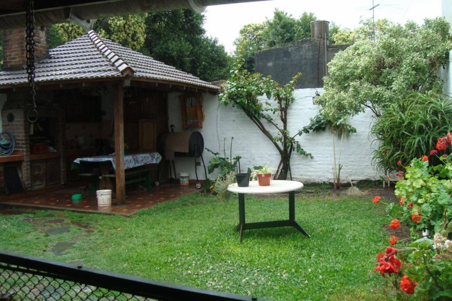 HERMOSO CHALET 2 PLANTAS.3 DORM.COCHERA 2 AUTOS.FDO Y QUINCHO.2CDRAS AV.ESPORA.CERCA EST.BURZACO — foto 5