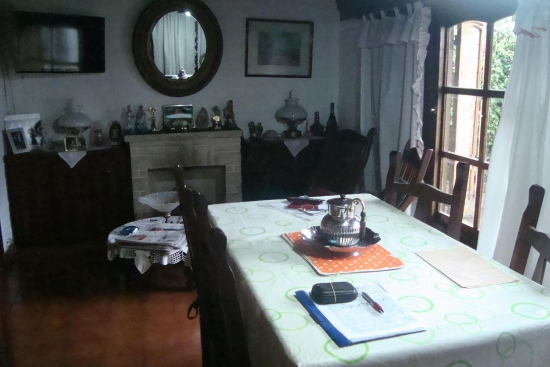 HERMOSO CHALET 2 PLANTAS.3 DORM.COCHERA 2 AUTOS.FDO Y QUINCHO.2CDRAS AV.ESPORA.CERCA EST.BURZACO — foto 10