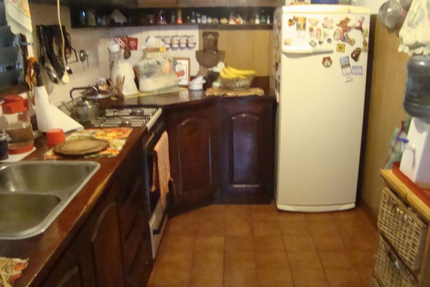 HERMOSO CHALET 2 PLANTAS.3 DORM.COCHERA 2 AUTOS.FDO Y QUINCHO.2CDRAS AV.ESPORA.CERCA EST.BURZACO — foto 11