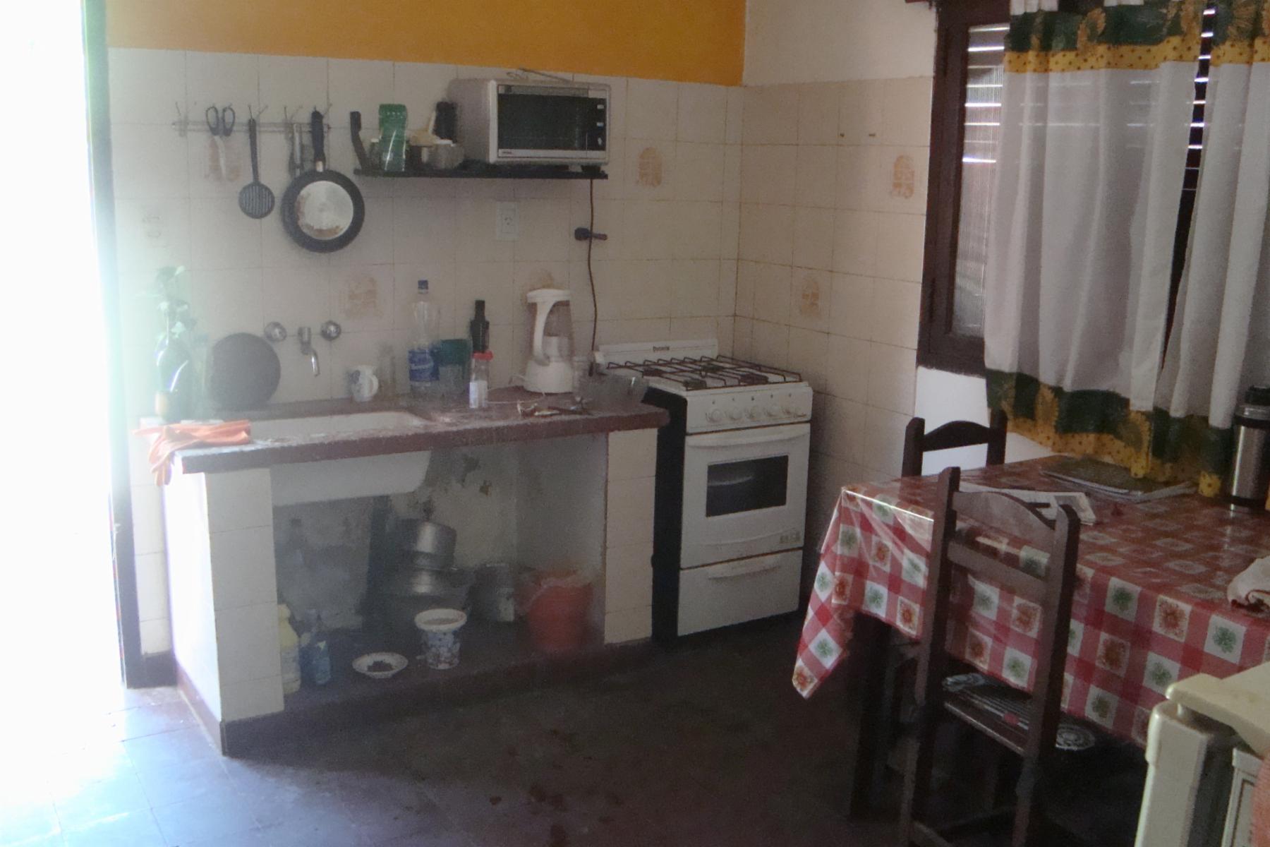 GLEW. CASA 3 AMB C/ ENTRADA PARA AUTO Y GALPÓN. CERCA DE COLECTIVOS CARREFOUR Y AV.H IRIGOYEN — foto 2