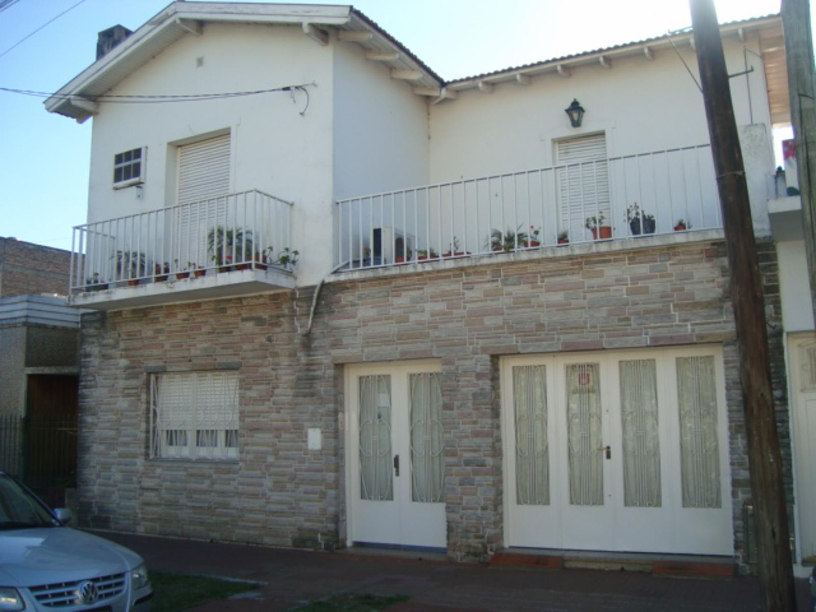 HERMOSO CHALET EN 2 PLANTAS . ZONA CENTRICA. A POCAS CDRAS EST. BURZACO.APTO VIVIENDA/PROFESIONAL