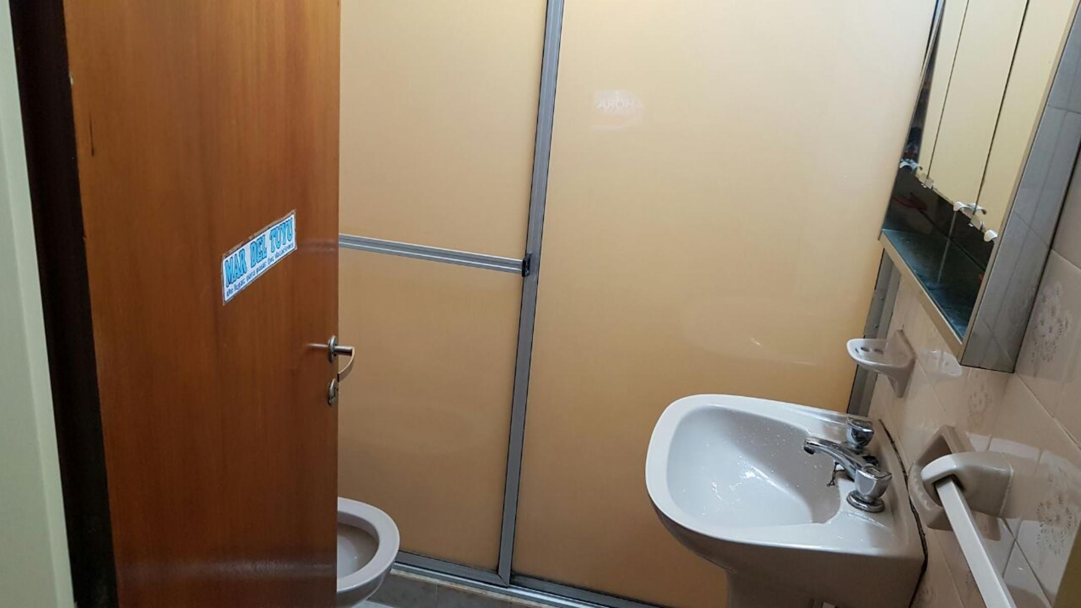 OPORTUNIDAD.HERMOSA CASA EN PLENO CENTRO. A 4 CDRAS DEL MAR Y 3 DE TERMINAL DE ÓMNIBUS. ¡EXCELENTE ESTADO! — foto 6