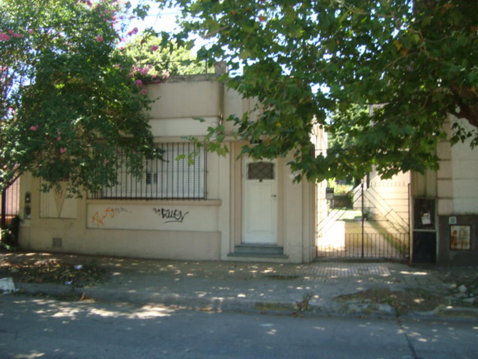 OPORTUNIDAD CASA. AMENEDO AL 700. ZONA CÉNTRICA. A MTS PLAZA PPAL.A 3 CDRAS ESTACION. COLECT.X LA PUERTA. APTO VIVIENDA O USO PROFESIONAL VARIOS RUBROS