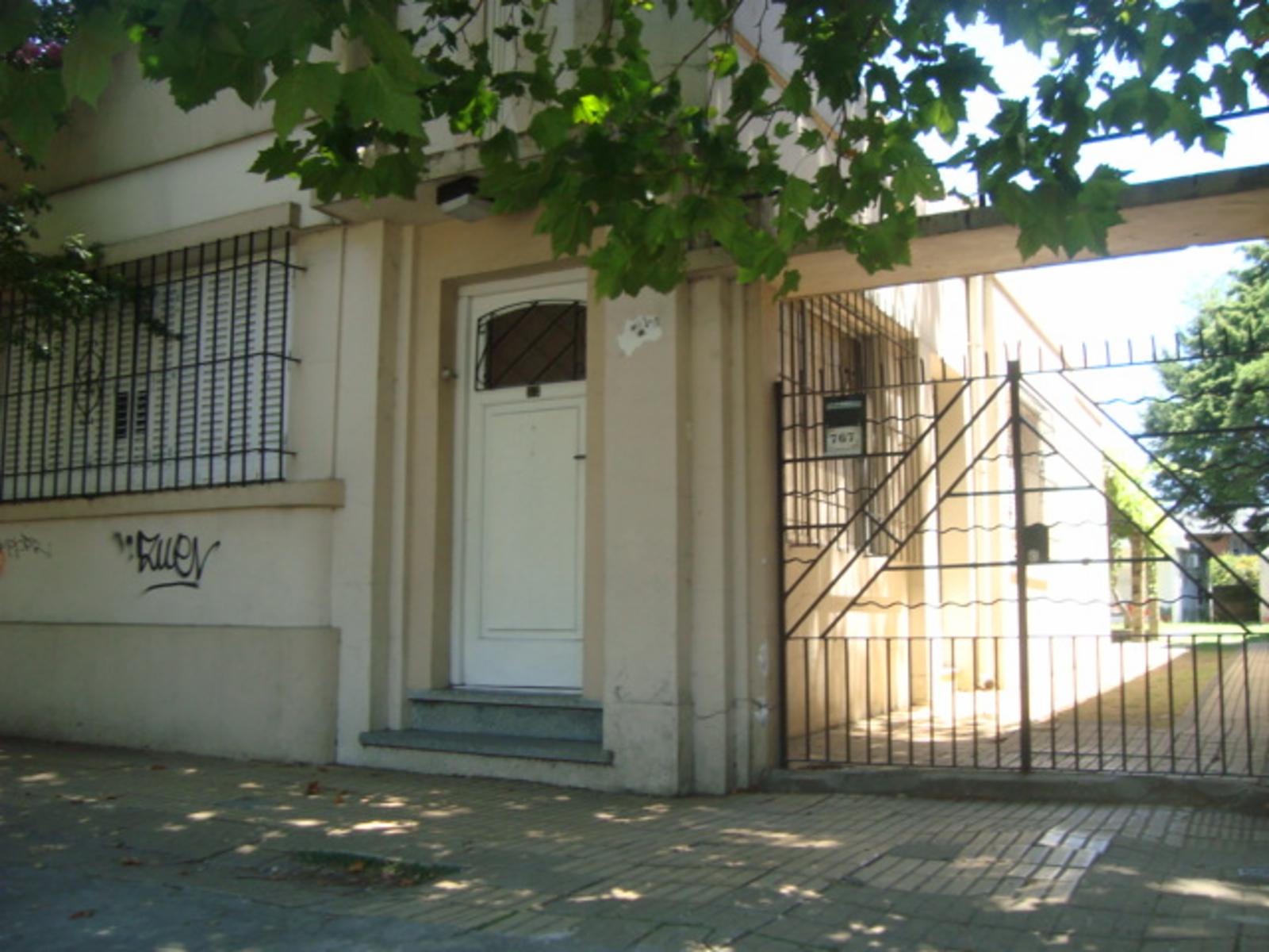 OPORTUNIDAD CASA. AMENEDO AL 700. ZONA CÉNTRICA. A MTS PLAZA PPAL.A 3 CDRAS ESTACION. COLECT.X LA PUERTA. APTO VIVIENDA O USO PROFESIONAL VARIOS RUBROS — foto 2