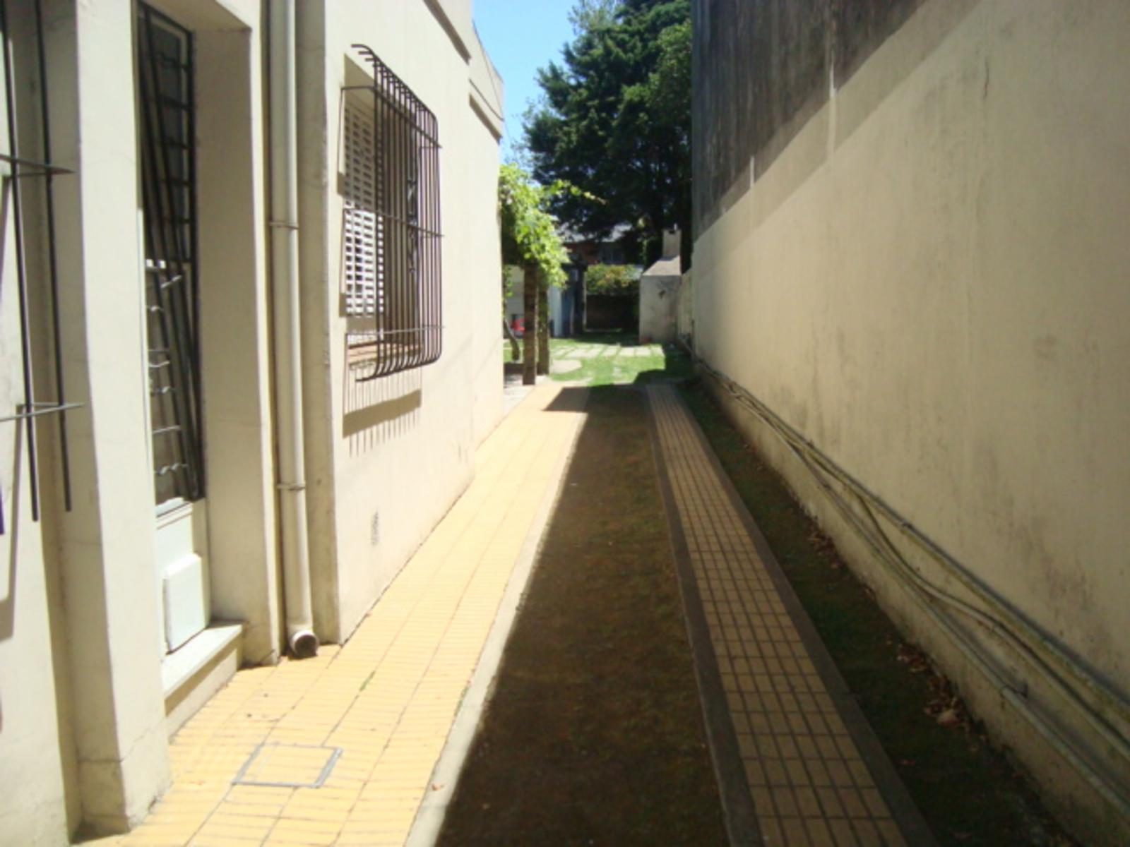 OPORTUNIDAD CASA. AMENEDO AL 700. ZONA CÉNTRICA. A MTS PLAZA PPAL.A 3 CDRAS ESTACION. COLECT.X LA PUERTA. APTO VIVIENDA O USO PROFESIONAL VARIOS RUBROS — foto 9