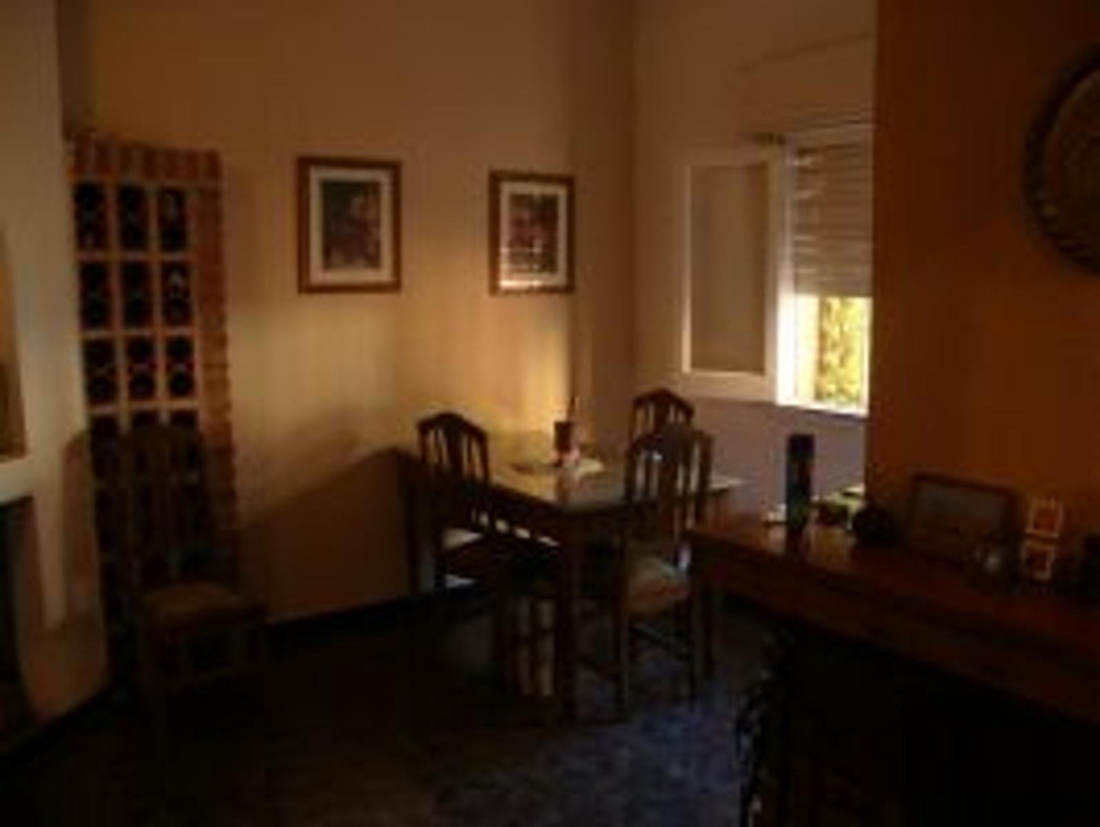 BURZACO: AMPLIA Y COMODA CASA , PARA 2 FAMILIAS O FAMILIA NUMEROSA. ZONA CENTRICA DE BURZACO. A POCAS CDRAS ESTACION Y CTRO COMERCIAL