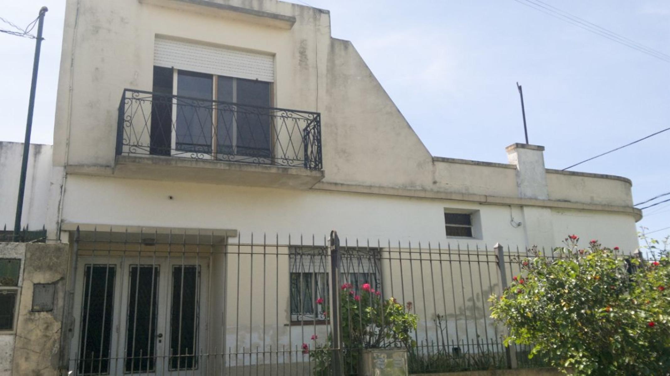 BURZACO: CASA C/ GARAGE Y DEPTO DE 2 AMB. A METROS DE AV H .IRIGOYEN **APTO CREDITO** ! OPORTUNIDAD