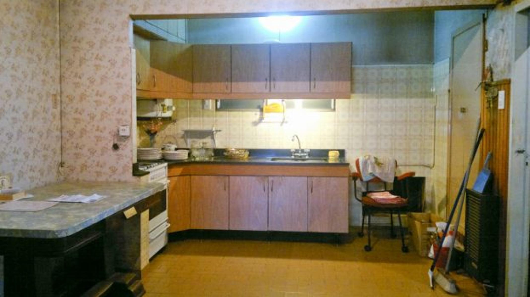 BURZACO: CASA C/ GARAGE Y DEPTO DE 2 AMB. A METROS DE AV H .IRIGOYEN **APTO CREDITO** ! OPORTUNIDAD — foto 2